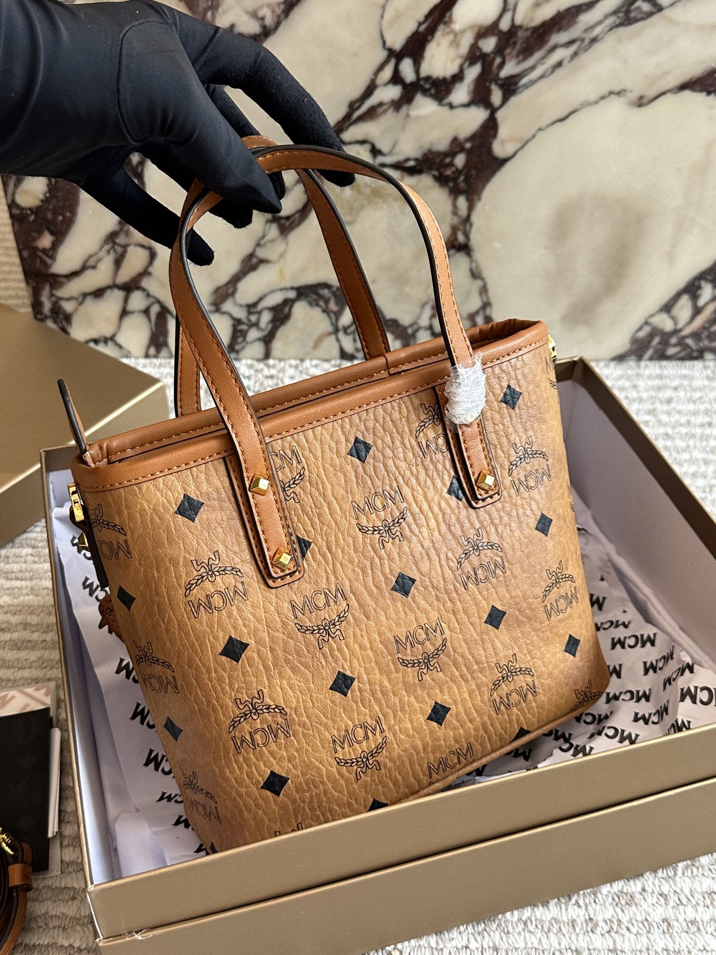 💰195  配盒（原单版）

size：20*15cm
经典 mc 菜篮子
原单！原单！
俏皮很百搭！
MCM菜篮子 ！
买就对了我是一眼就看中！
