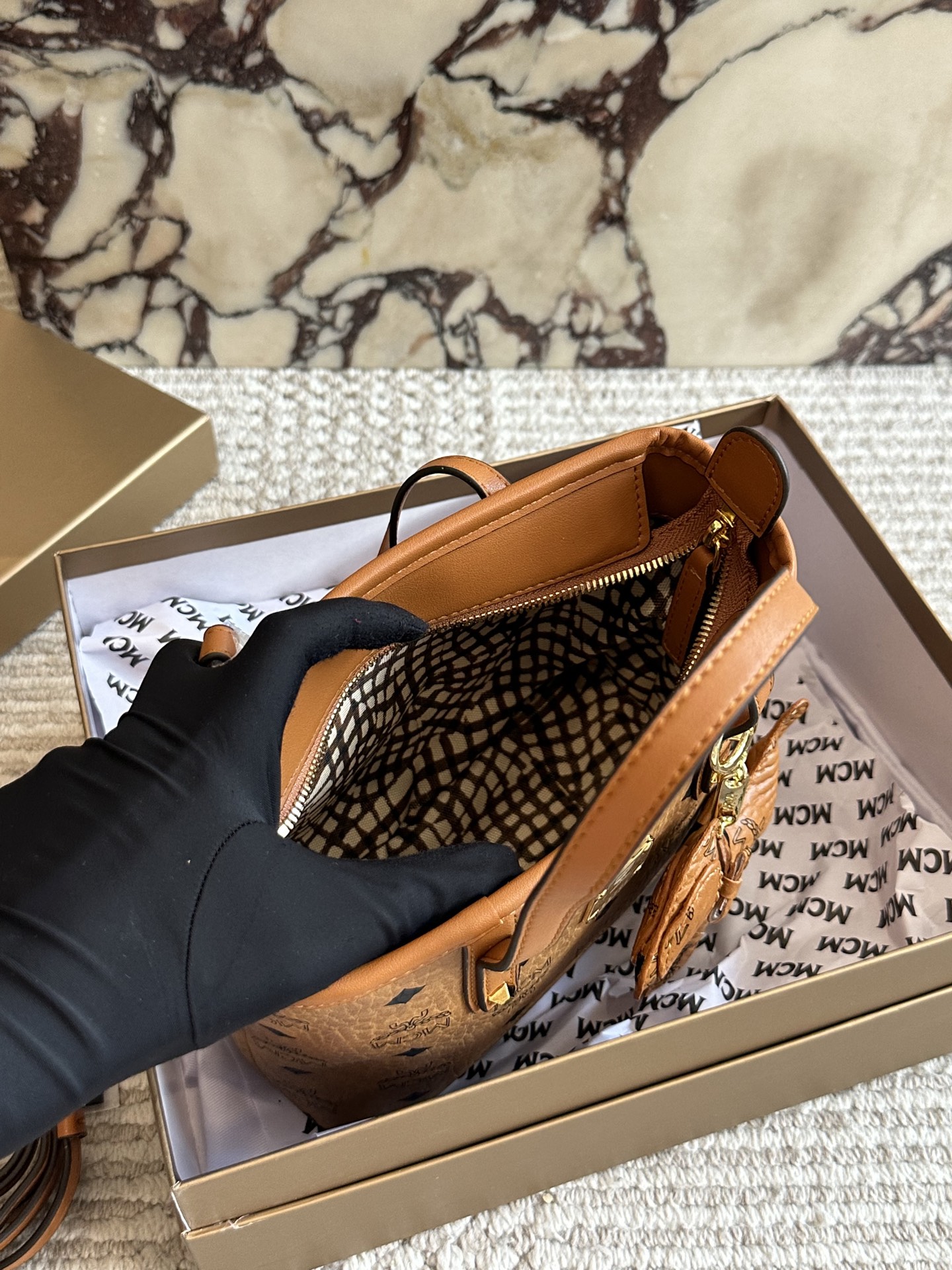 💰195  配盒（原单版）

size：20*15cm
经典 mc 菜篮子
原单！原单！
俏皮很百搭！
MCM菜篮子 ！
买就对了我是一眼就看中！
