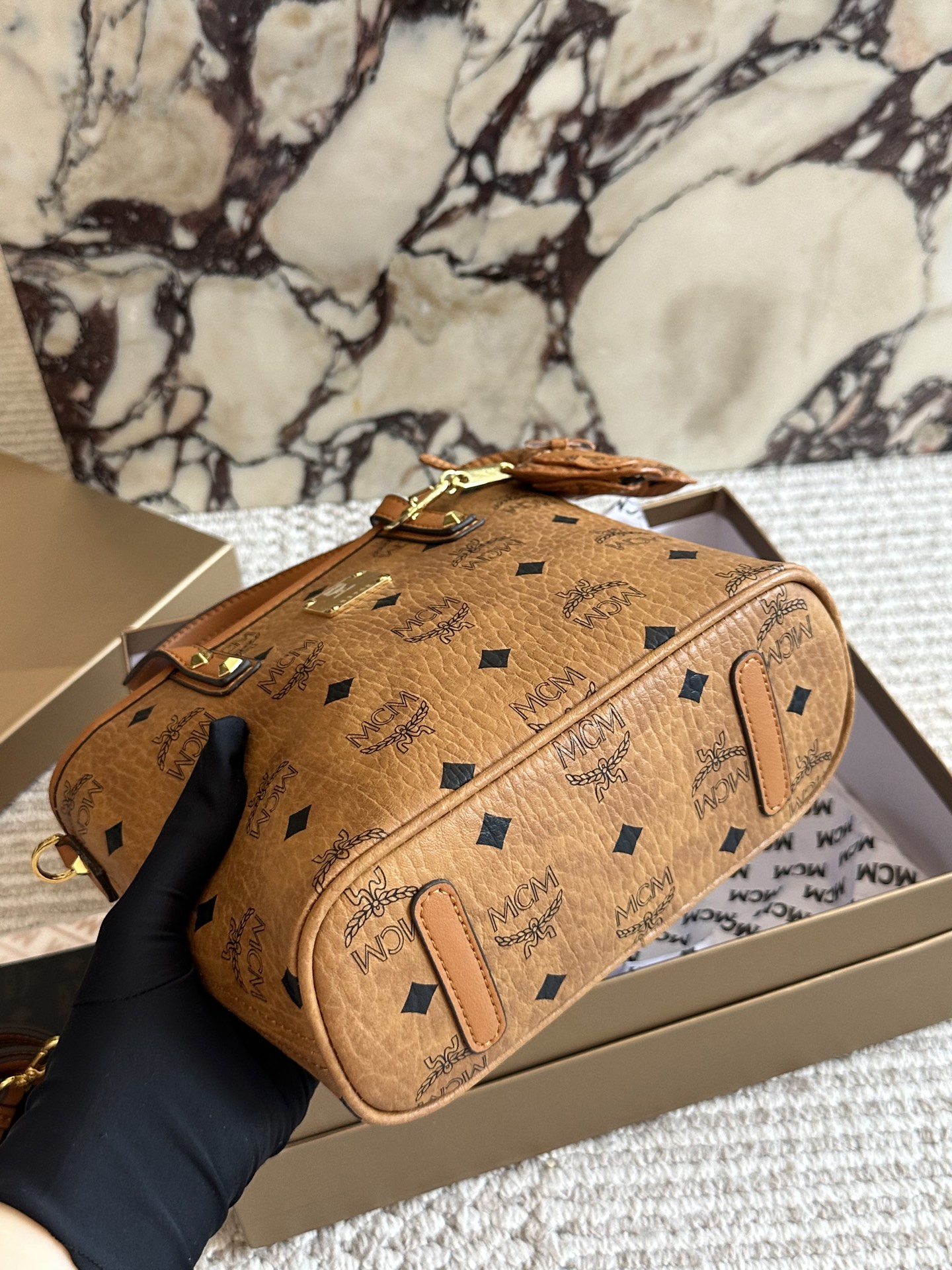 💰195  配盒（原单版）

size：20*15cm
经典 mc 菜篮子
原单！原单！
俏皮很百搭！
MCM菜篮子 ！
买就对了我是一眼就看中！
