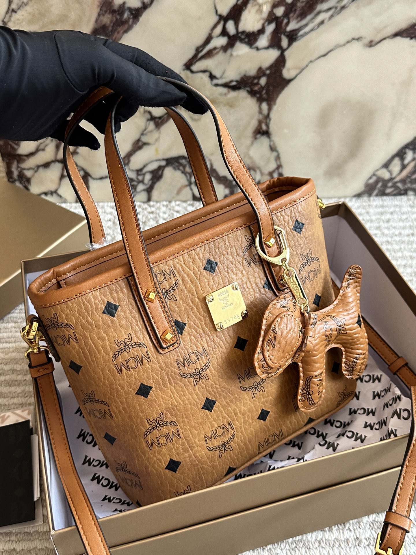 💰195  配盒（原单版）

size：20*15cm
经典 mc 菜篮子
原单！原单！
俏皮很百搭！
MCM菜篮子 ！
买就对了我是一眼就看中！
