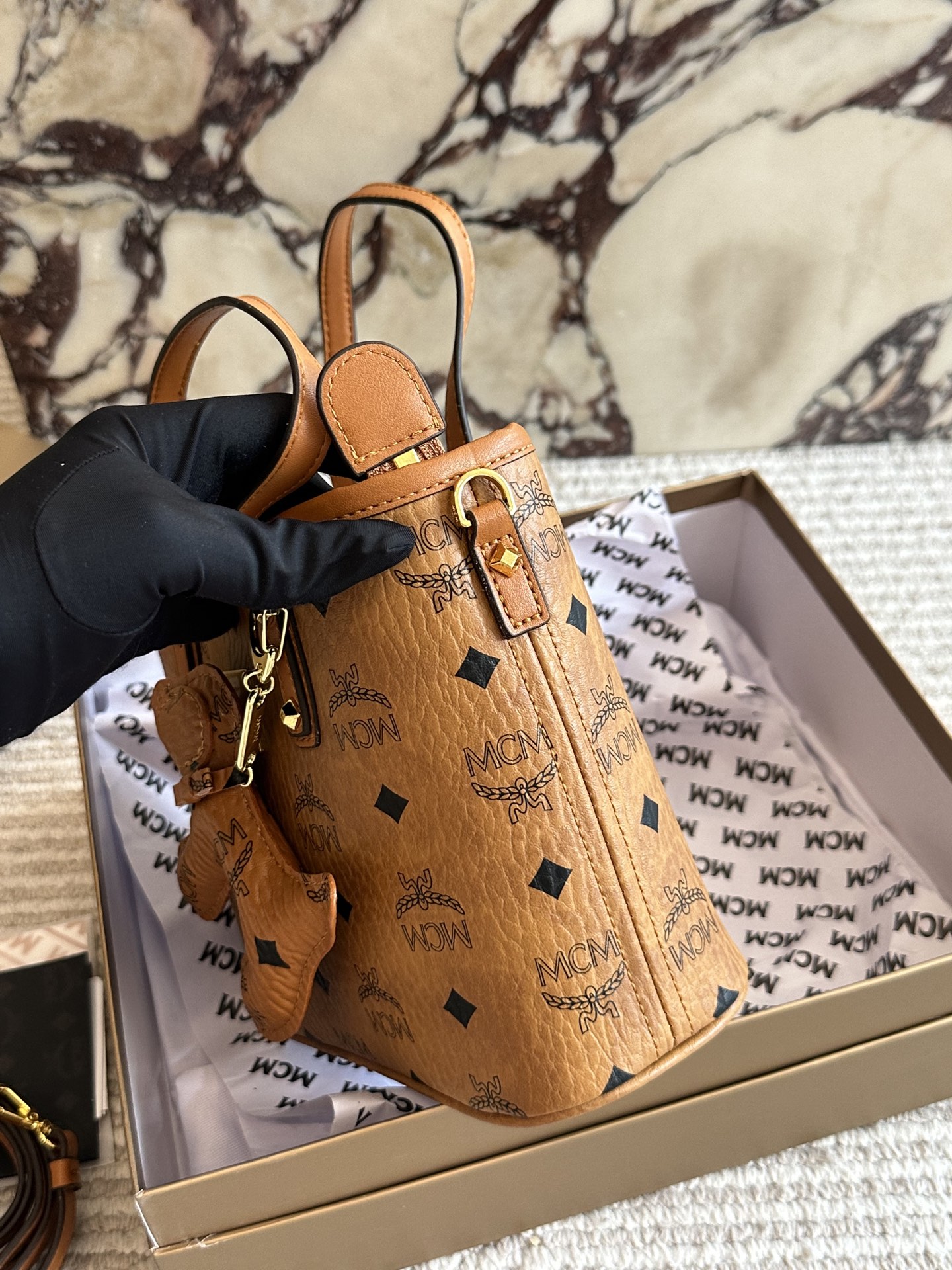 💰195  配盒（原单版）

size：20*15cm
经典 mc 菜篮子
原单！原单！
俏皮很百搭！
MCM菜篮子 ！
买就对了我是一眼就看中！
