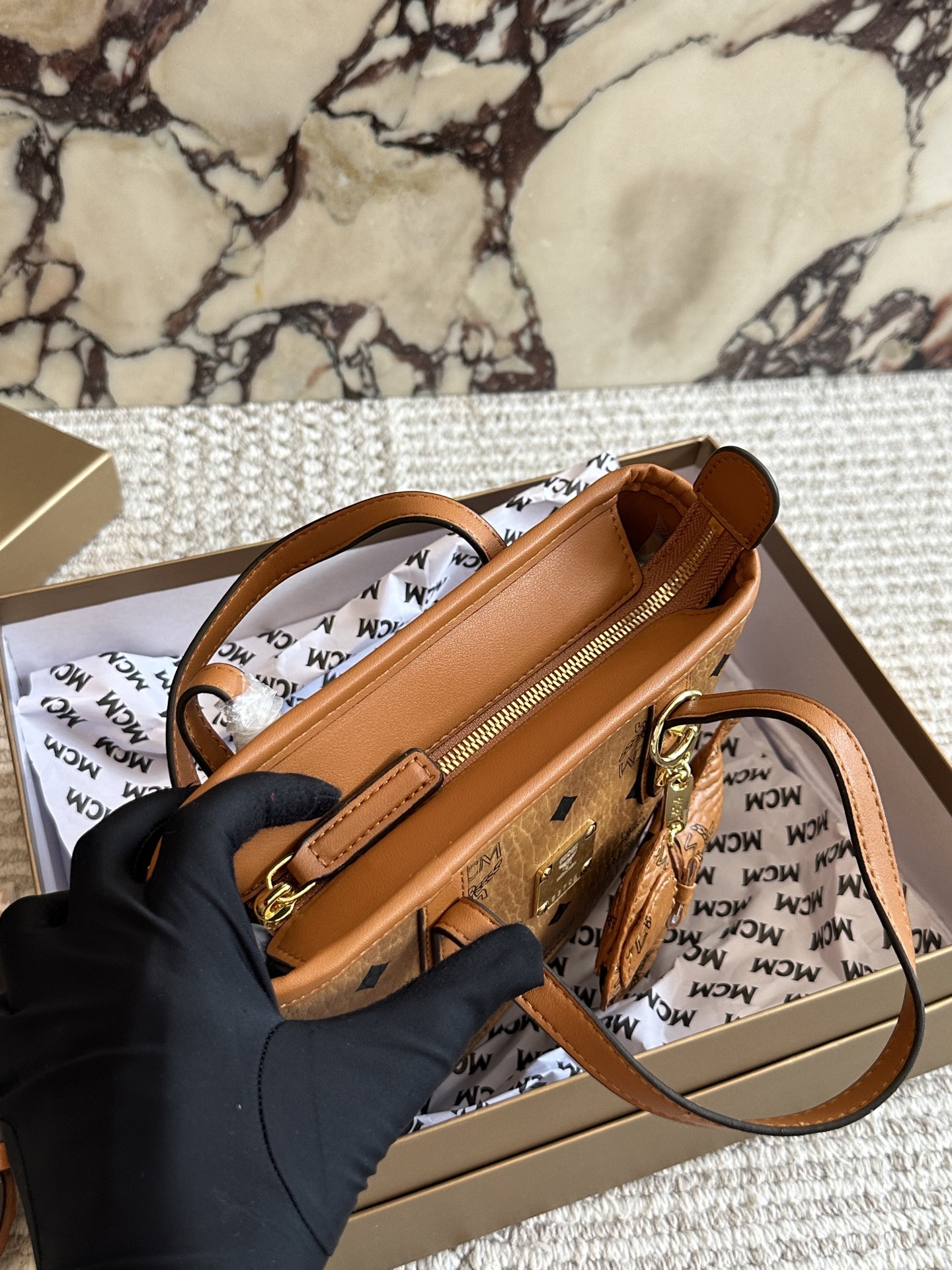 💰195  配盒（原单版）

size：20*15cm
经典 mc 菜篮子
原单！原单！
俏皮很百搭！
MCM菜篮子 ！
买就对了我是一眼就看中！
