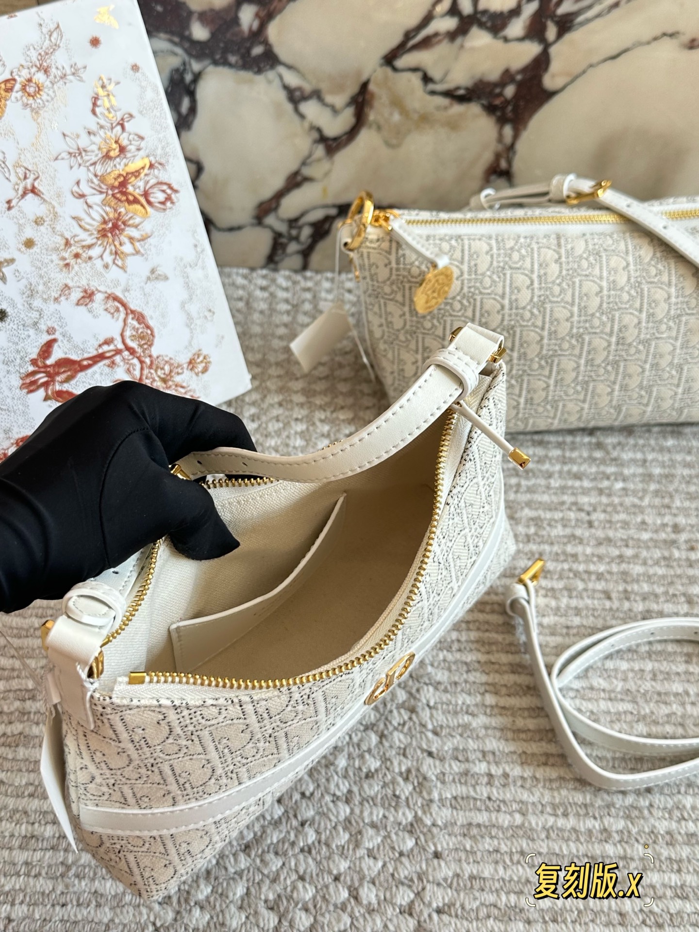 p235 
Dior。上新NEW

白花老花腋下包

这个系列很好看的 给人非常干净的感觉

腋下包，符合小包但同时容量要求不小的要求，自重非常轻，可以做到随走随拎，很方便

同系列护照夹也是极简的设计可以插三张卡24cm