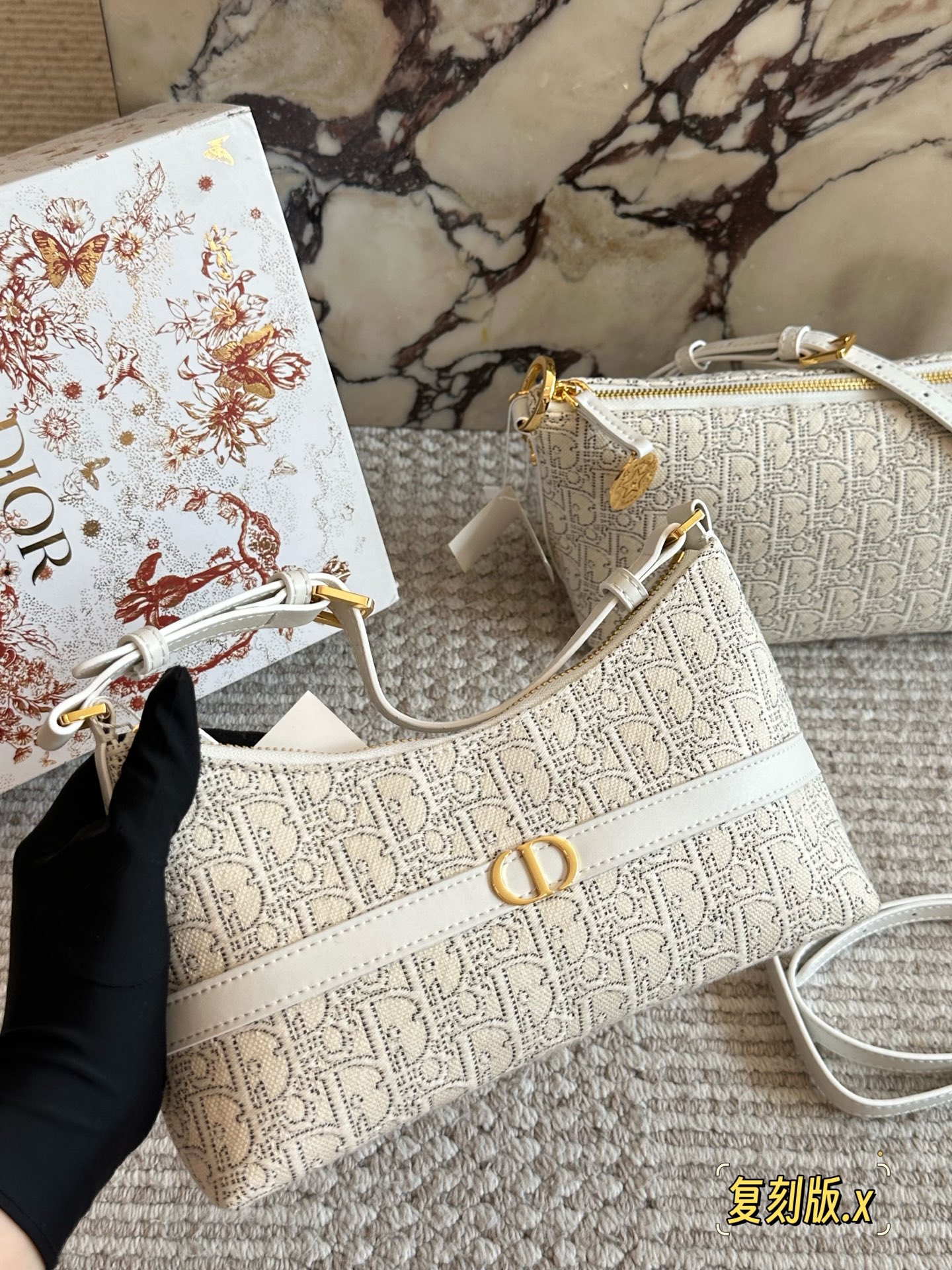 p235 
Dior。上新NEW

白花老花腋下包

这个系列很好看的 给人非常干净的感觉

腋下包，符合小包但同时容量要求不小的要求，自重非常轻，可以做到随走随拎，很方便

同系列护照夹也是极简的设计可以插三张卡24cm