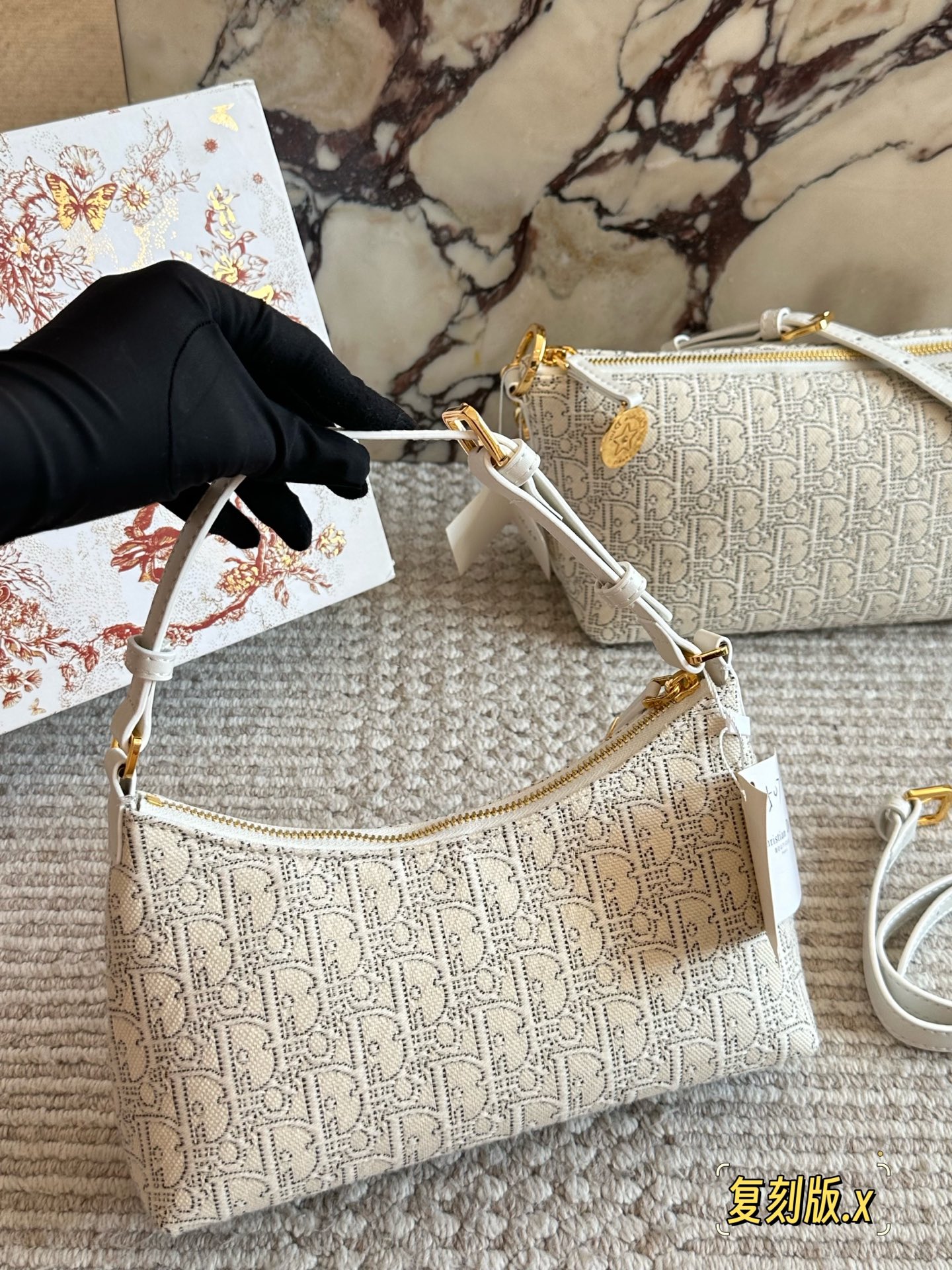 p235 
Dior。上新NEW

白花老花腋下包

这个系列很好看的 给人非常干净的感觉

腋下包，符合小包但同时容量要求不小的要求，自重非常轻，可以做到随走随拎，很方便

同系列护照夹也是极简的设计可以插三张卡24cm