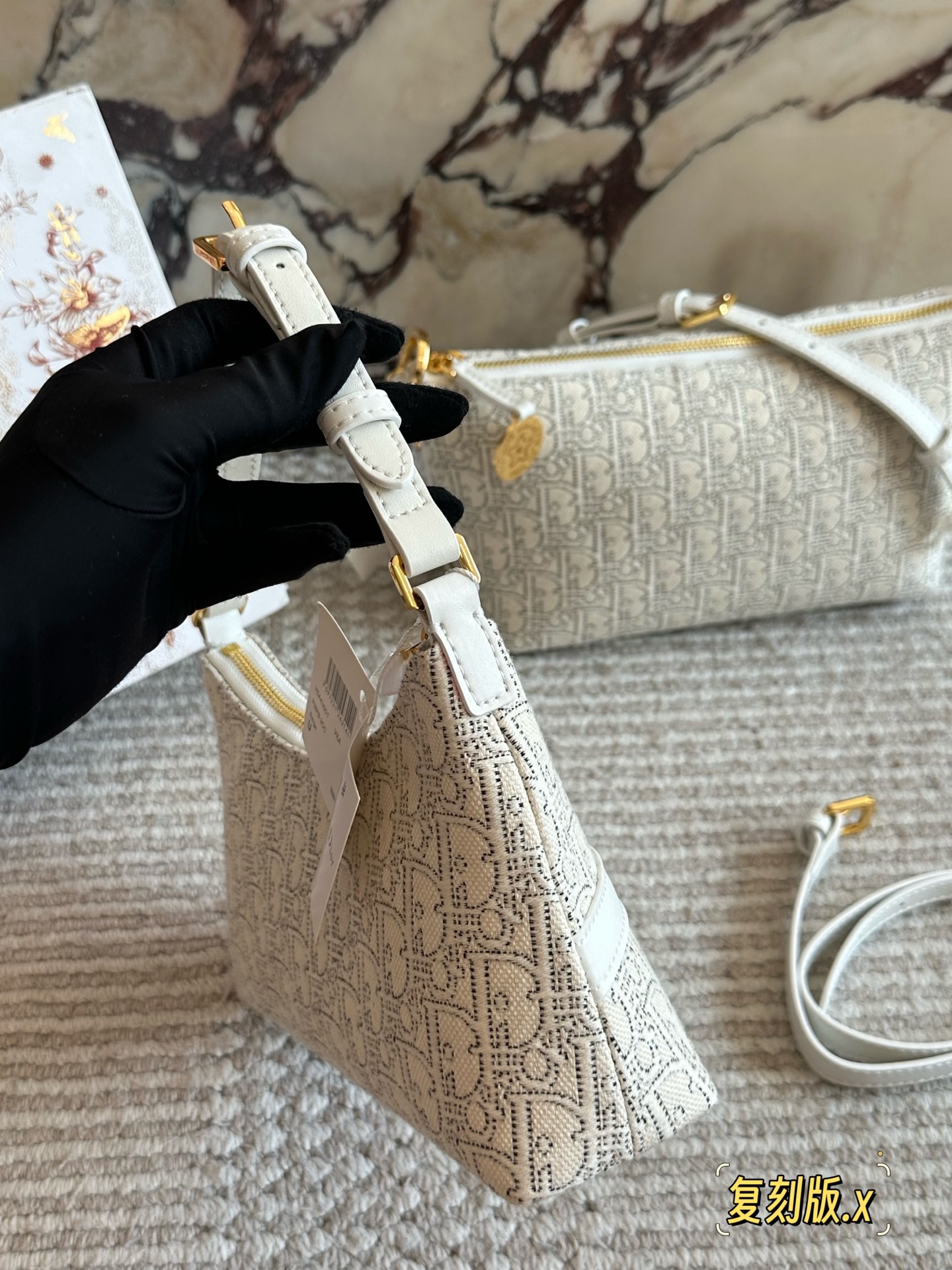 p235 
Dior。上新NEW

白花老花腋下包

这个系列很好看的 给人非常干净的感觉

腋下包，符合小包但同时容量要求不小的要求，自重非常轻，可以做到随走随拎，很方便

同系列护照夹也是极简的设计可以插三张卡24cm