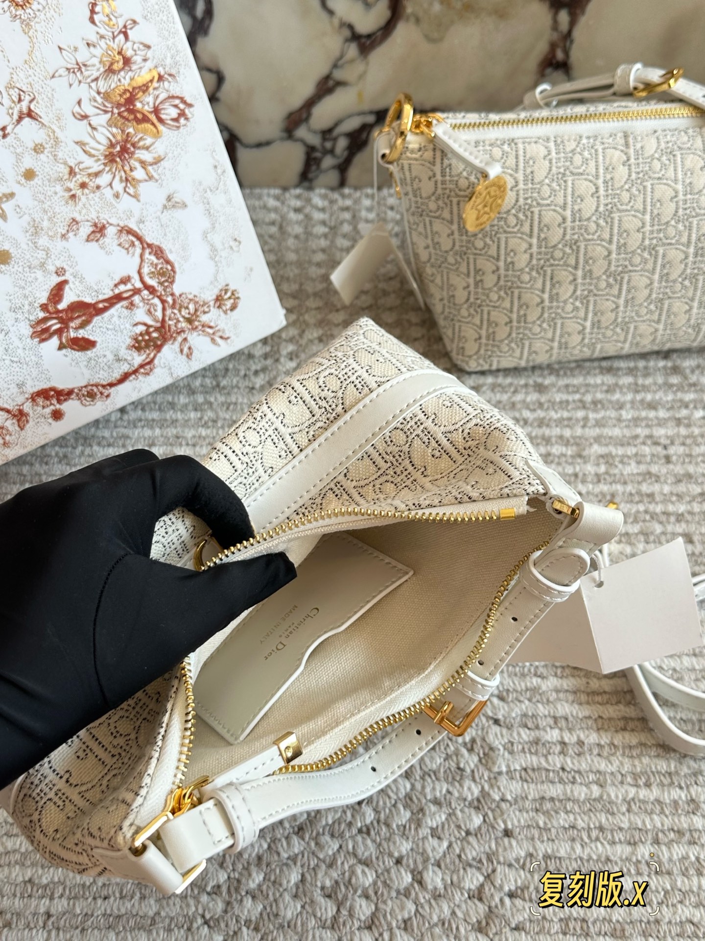 p235 
Dior。上新NEW

白花老花腋下包

这个系列很好看的 给人非常干净的感觉

腋下包，符合小包但同时容量要求不小的要求，自重非常轻，可以做到随走随拎，很方便

同系列护照夹也是极简的设计可以插三张卡24cm