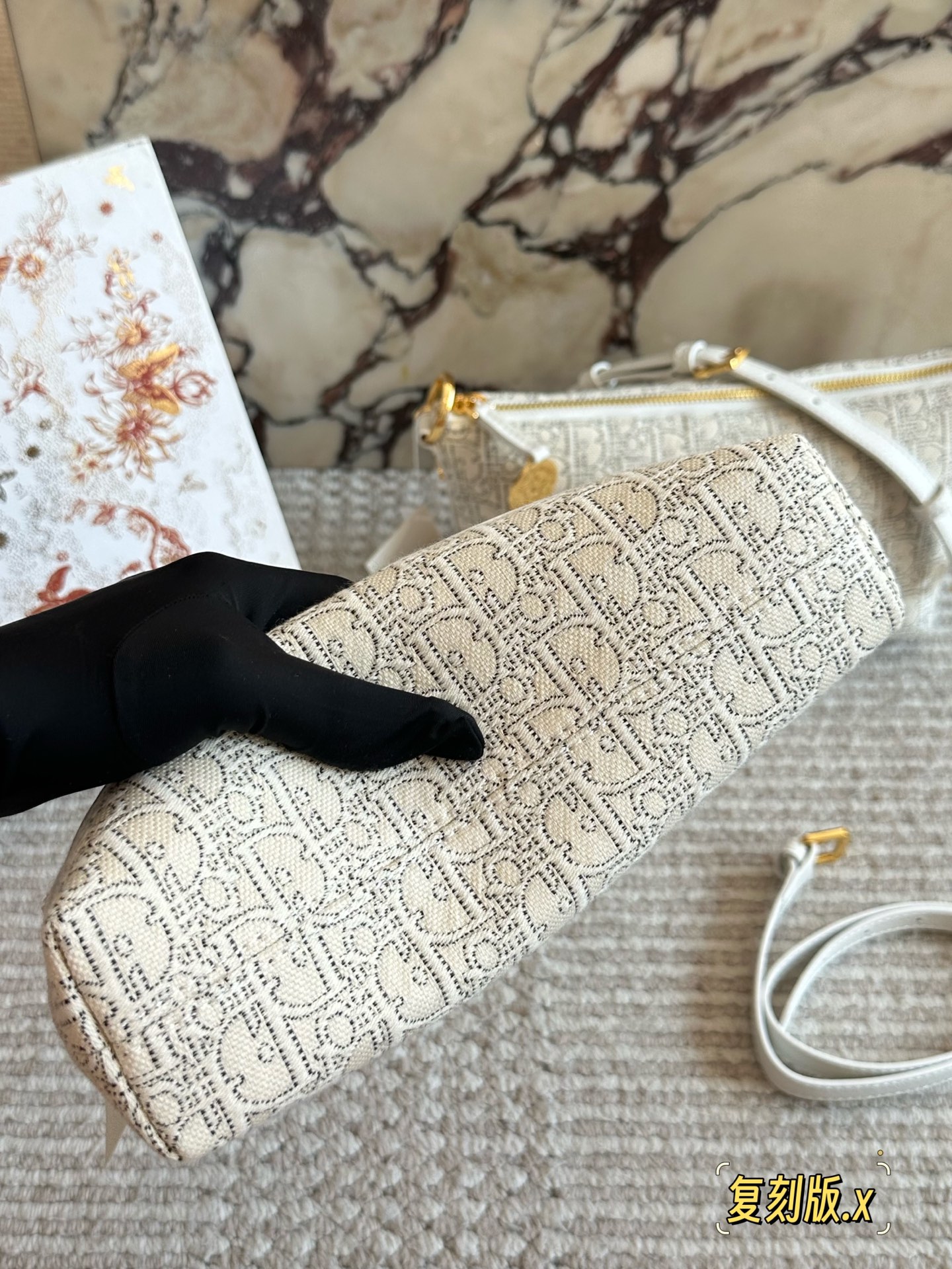 p235 
Dior。上新NEW

白花老花腋下包

这个系列很好看的 给人非常干净的感觉

腋下包，符合小包但同时容量要求不小的要求，自重非常轻，可以做到随走随拎，很方便

同系列护照夹也是极简的设计可以插三张卡24cm