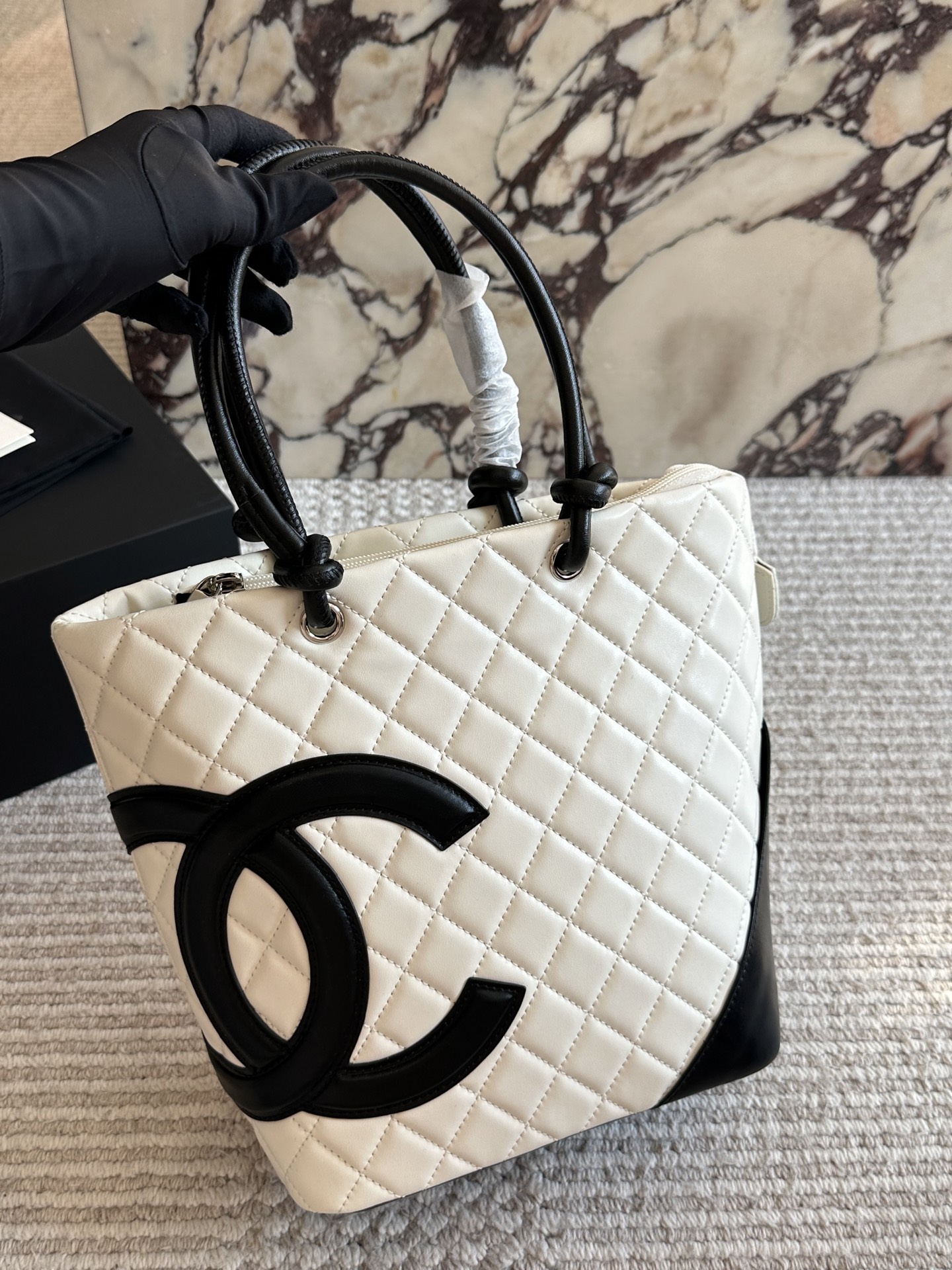 💰220 配盒

size：21*24cm
小香家 熊猫康鹏菜篮子
经典黑白熊猫配色太好看了!
高级feel满满!
不管日常通勤喝下午茶拎它出门再合适不过啦！
