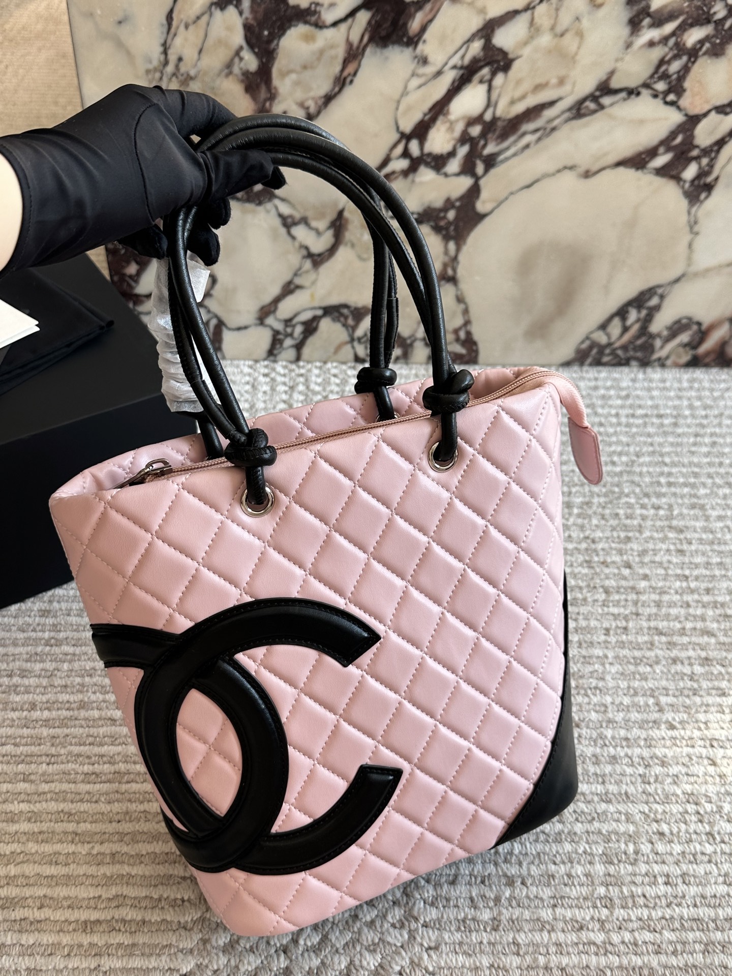 💰220 配盒

size：21*24cm
小香家 熊猫康鹏菜篮子
经典黑白熊猫配色太好看了!
高级feel满满!
不管日常通勤喝下午茶拎它出门再合适不过啦！
