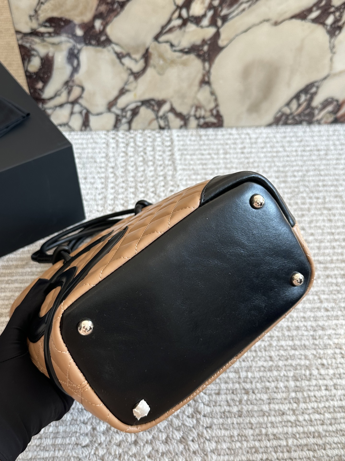 💰220 配盒

size：21*24cm
小香家 熊猫康鹏菜篮子
经典黑白熊猫配色太好看了!
高级feel满满!
不管日常通勤喝下午茶拎它出门再合适不过啦！
