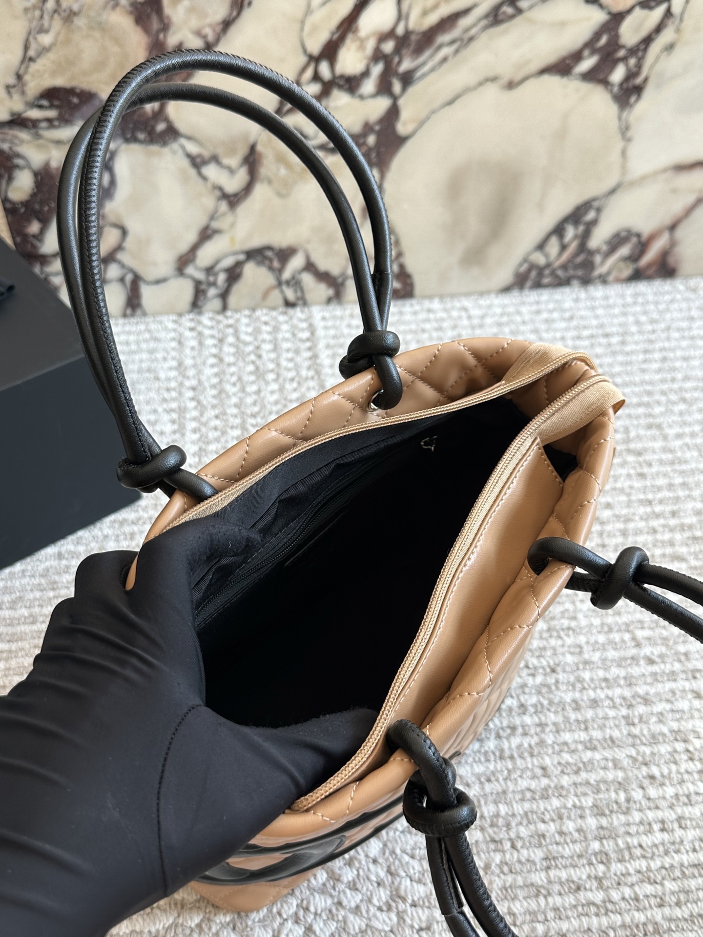 💰220 配盒

size：21*24cm
小香家 熊猫康鹏菜篮子
经典黑白熊猫配色太好看了!
高级feel满满!
不管日常通勤喝下午茶拎它出门再合适不过啦！
