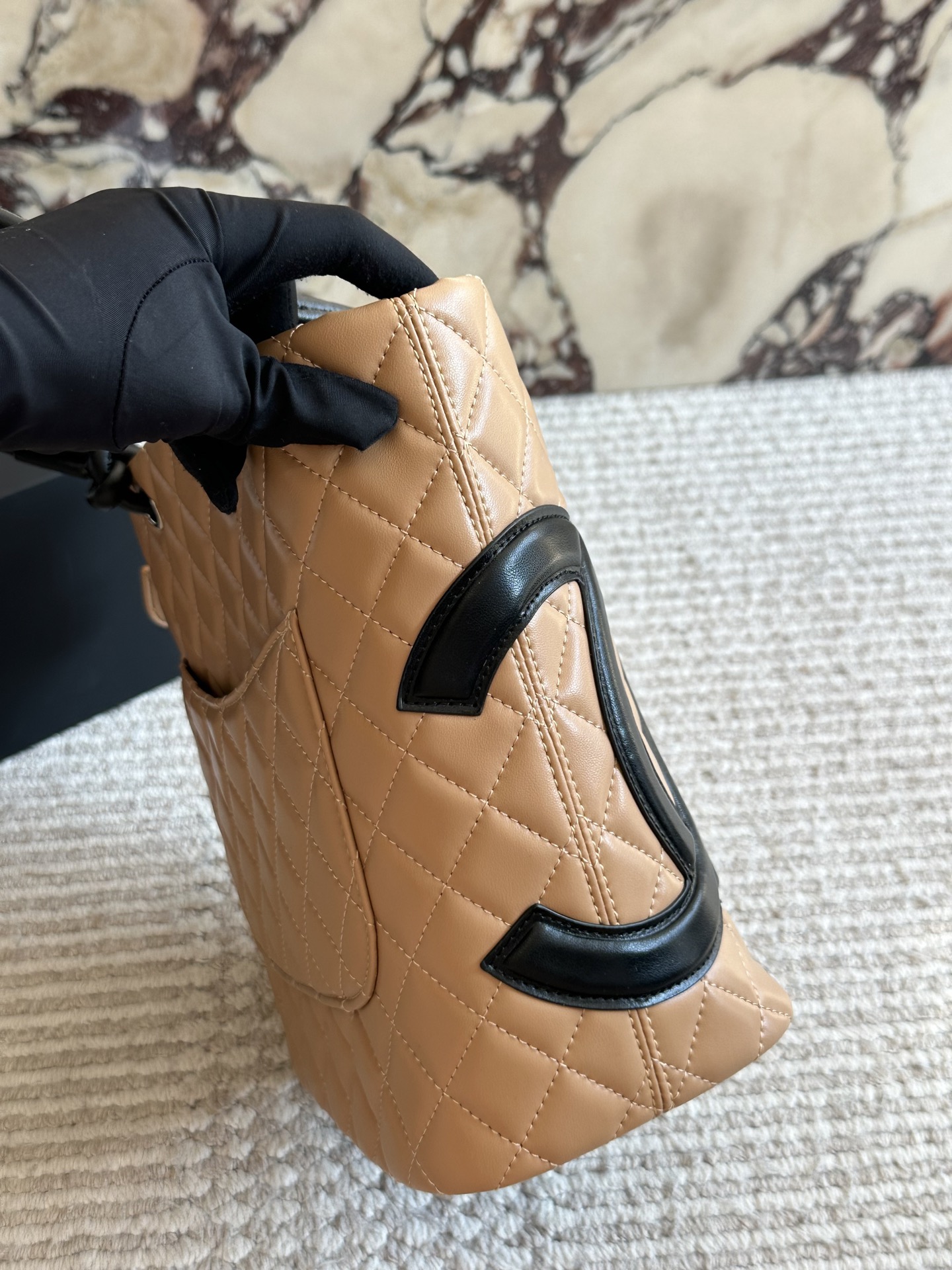 💰220 配盒

size：21*24cm
小香家 熊猫康鹏菜篮子
经典黑白熊猫配色太好看了!
高级feel满满!
不管日常通勤喝下午茶拎它出门再合适不过啦！
