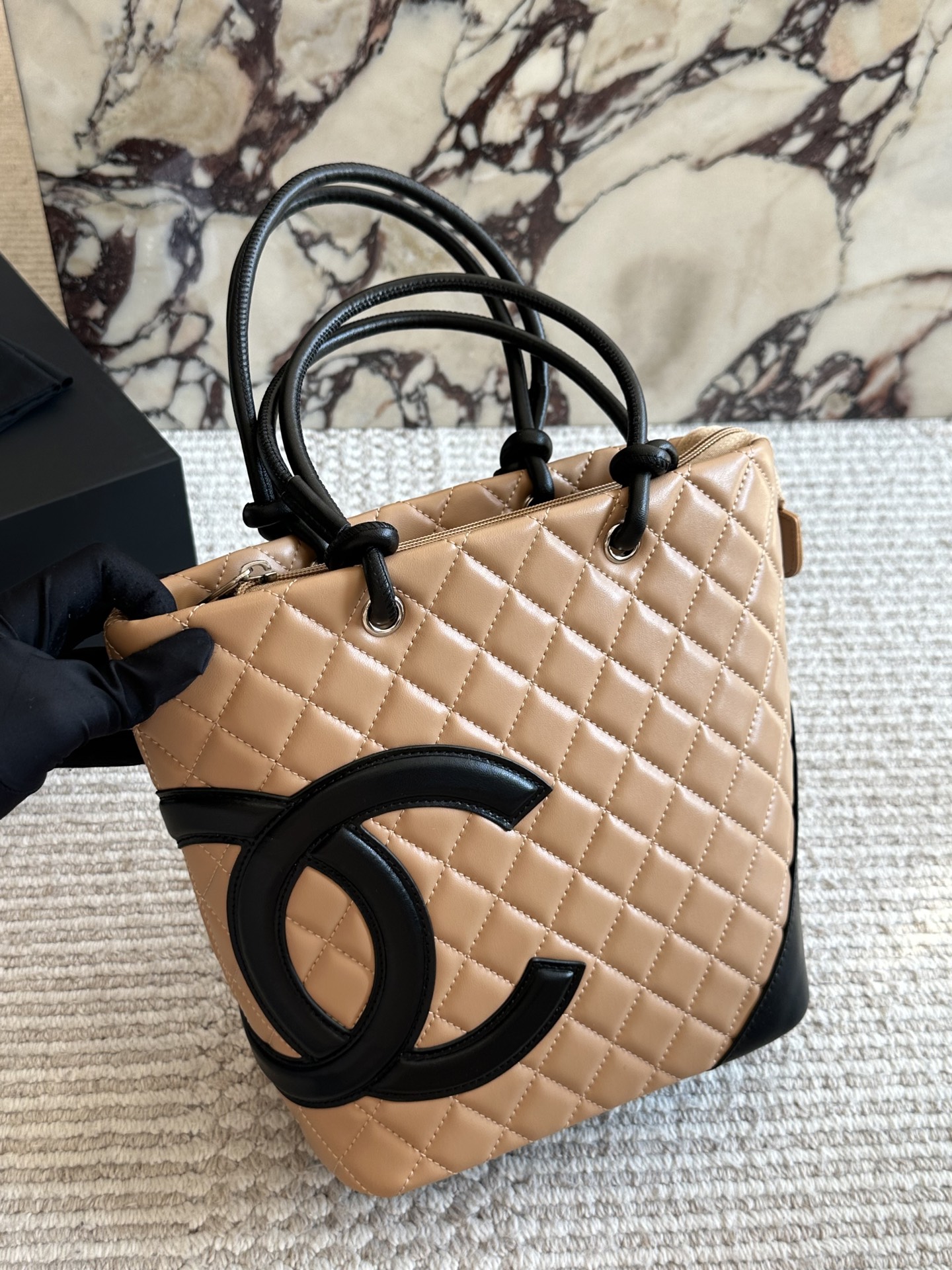 💰220 配盒

size：21*24cm
小香家 熊猫康鹏菜篮子
经典黑白熊猫配色太好看了!
高级feel满满!
不管日常通勤喝下午茶拎它出门再合适不过啦！
