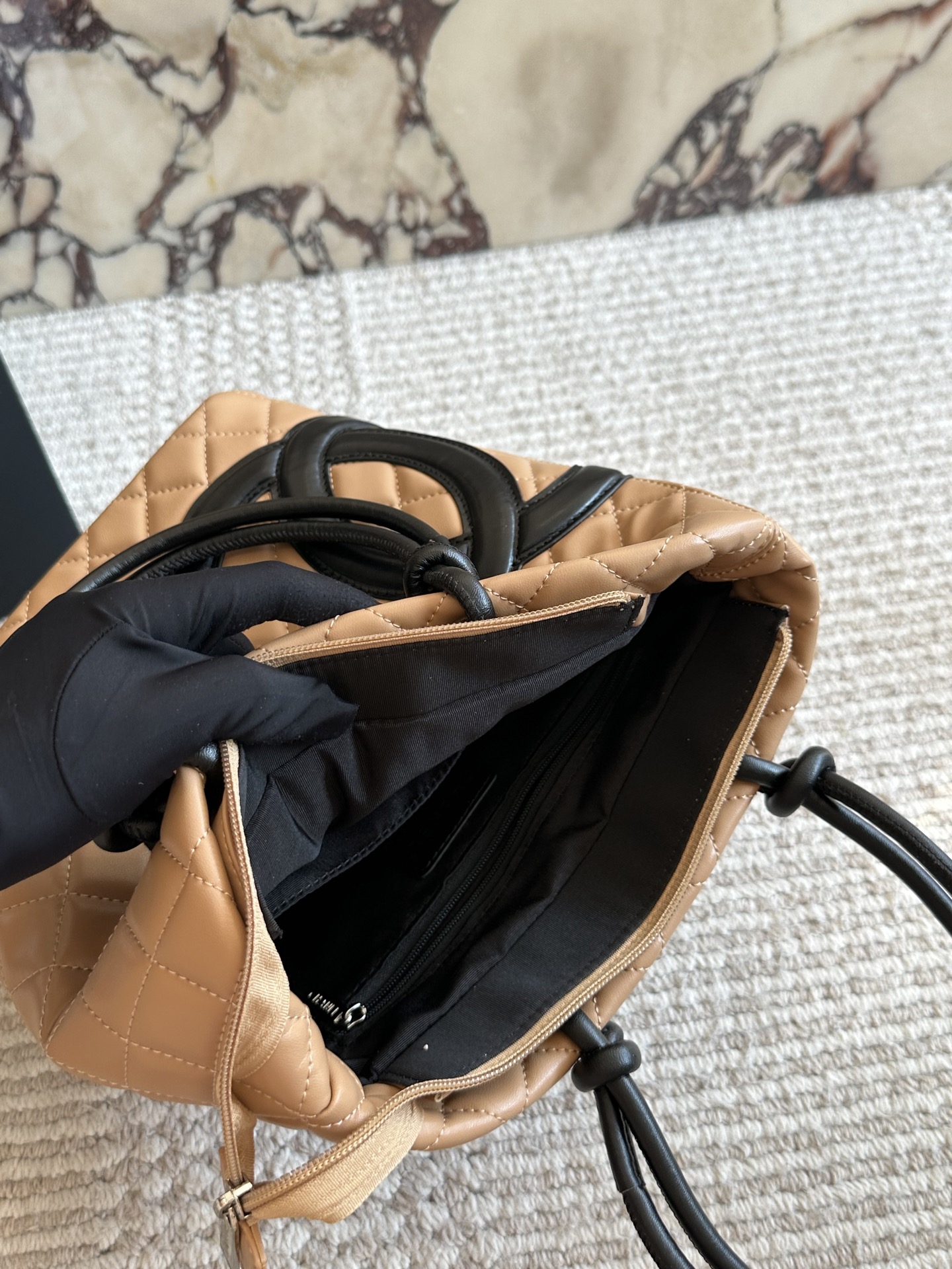 💰220 配盒

size：21*24cm
小香家 熊猫康鹏菜篮子
经典黑白熊猫配色太好看了!
高级feel满满!
不管日常通勤喝下午茶拎它出门再合适不过啦！
