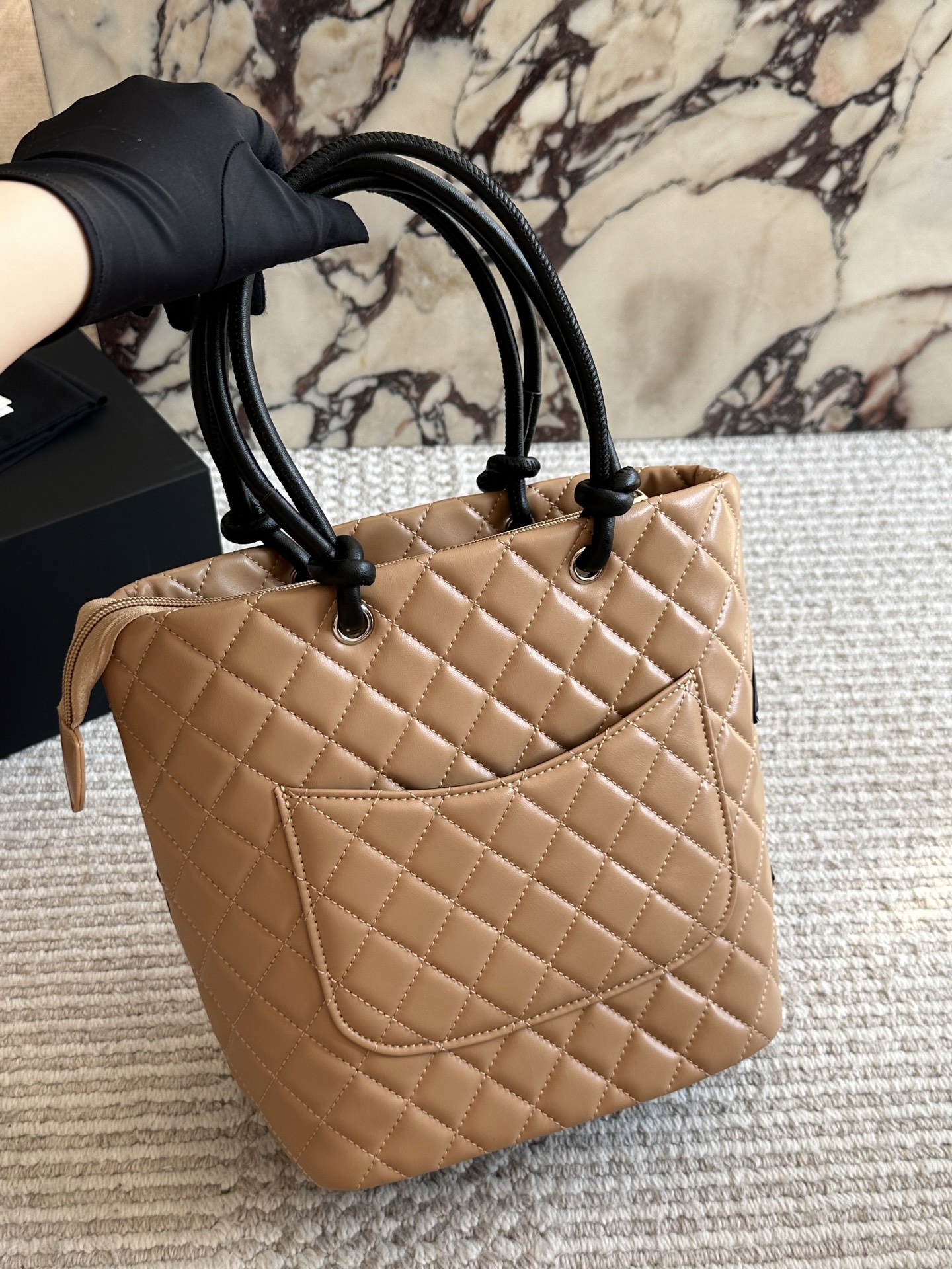 💰220 配盒

size：21*24cm
小香家 熊猫康鹏菜篮子
经典黑白熊猫配色太好看了!
高级feel满满!
不管日常通勤喝下午茶拎它出门再合适不过啦！
