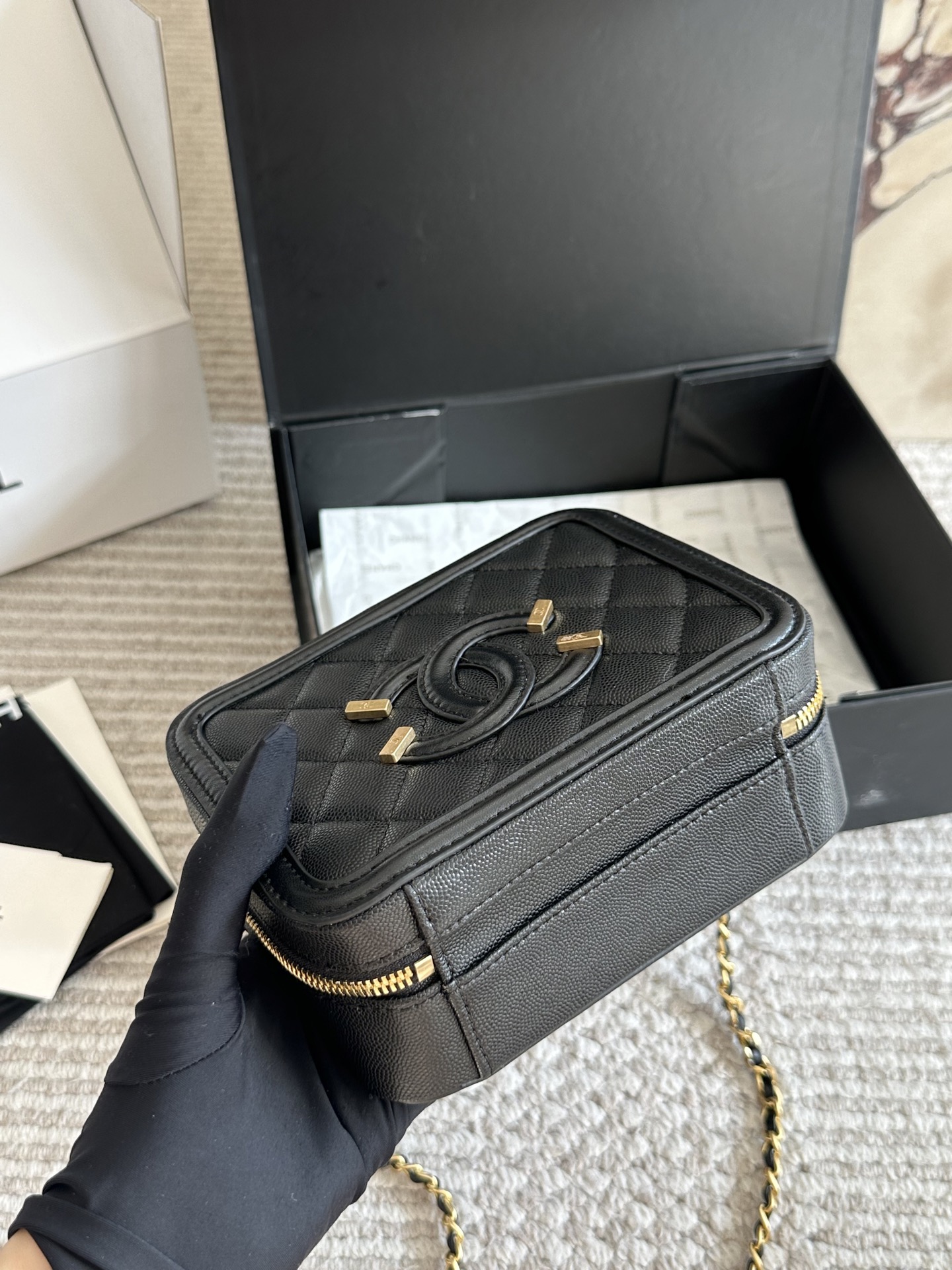 💰245、💰235
CHANEL 香奈儿 新款盒子化妆包采用鱼子酱面料 制作，时时刻刻展现最美的你。可单肩，斜挎，尽显女人优雅气质💃💃，是一款超级百搭的休闲链条包👜👜尺寸 21cm/17cm 全套包装🎁
