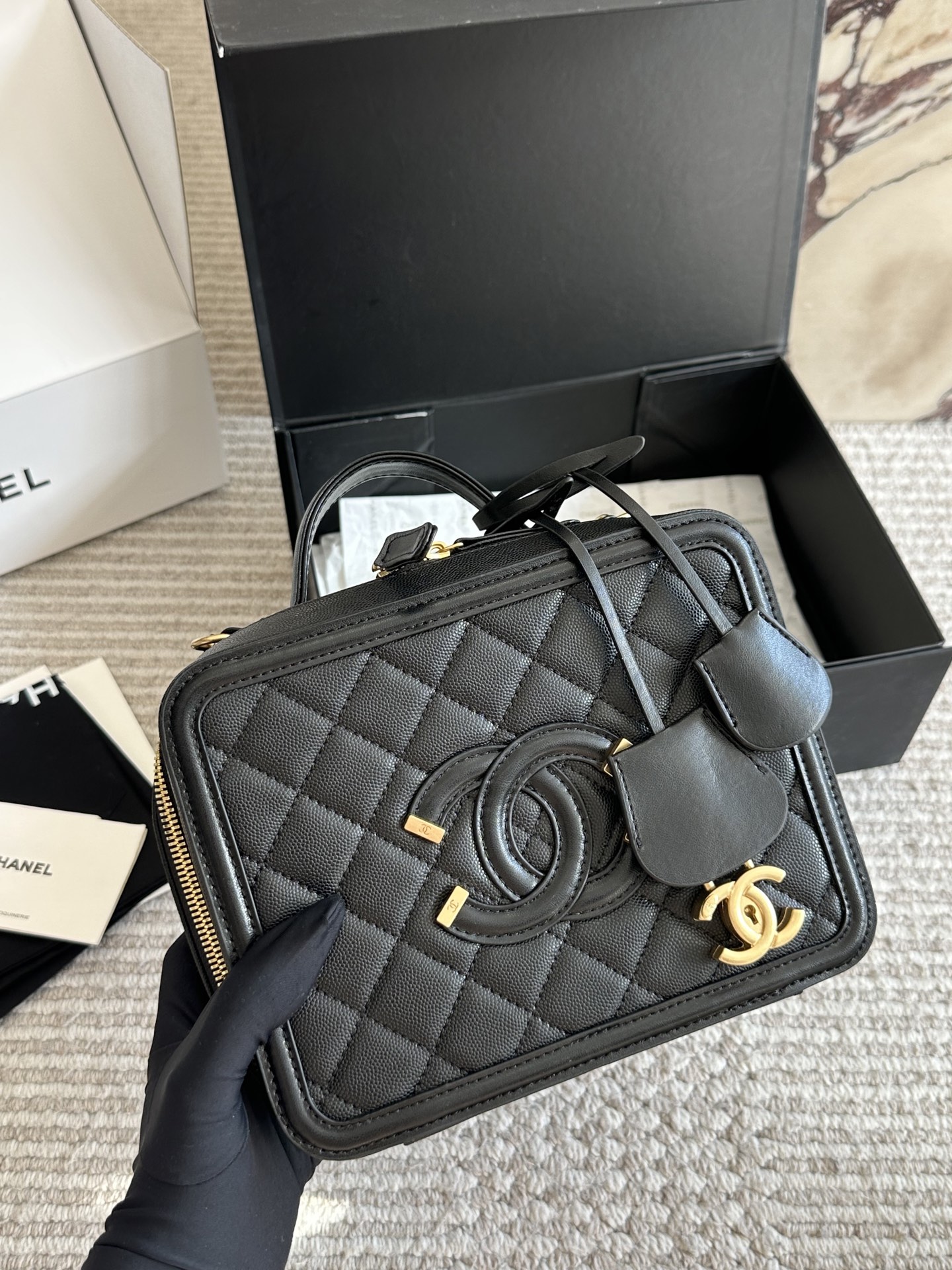 💰245、💰235
CHANEL 香奈儿 新款盒子化妆包采用鱼子酱面料 制作，时时刻刻展现最美的你。可单肩，斜挎，尽显女人优雅气质💃💃，是一款超级百搭的休闲链条包👜👜尺寸 21cm/17cm 全套包装🎁
