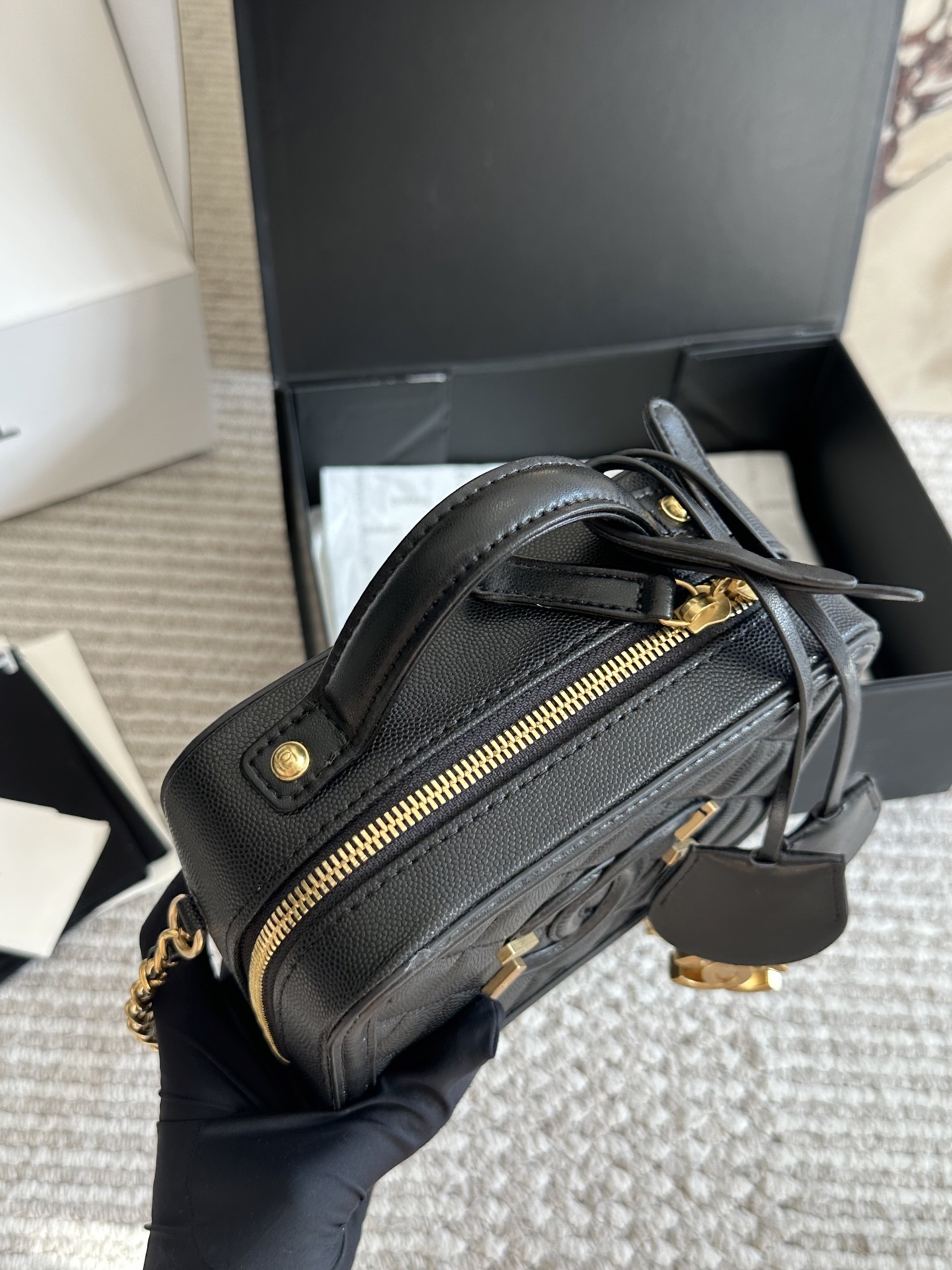 💰245、💰235
CHANEL 香奈儿 新款盒子化妆包采用鱼子酱面料 制作，时时刻刻展现最美的你。可单肩，斜挎，尽显女人优雅气质💃💃，是一款超级百搭的休闲链条包👜👜尺寸 21cm/17cm 全套包装🎁
