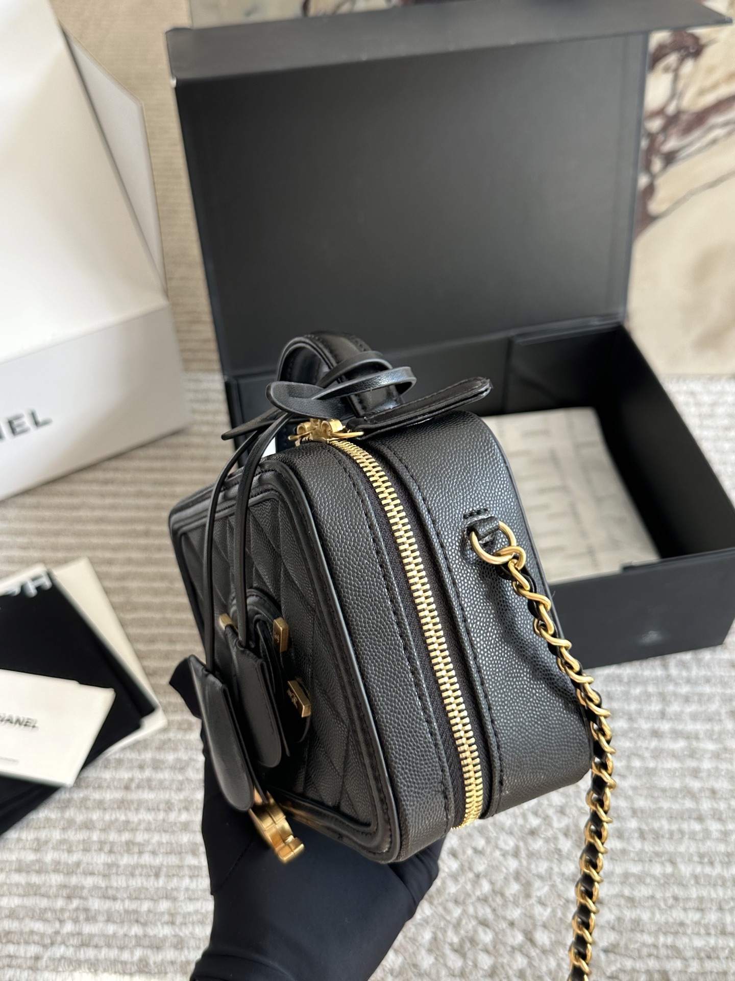 💰245、💰235
CHANEL 香奈儿 新款盒子化妆包采用鱼子酱面料 制作，时时刻刻展现最美的你。可单肩，斜挎，尽显女人优雅气质💃💃，是一款超级百搭的休闲链条包👜👜尺寸 21cm/17cm 全套包装🎁
