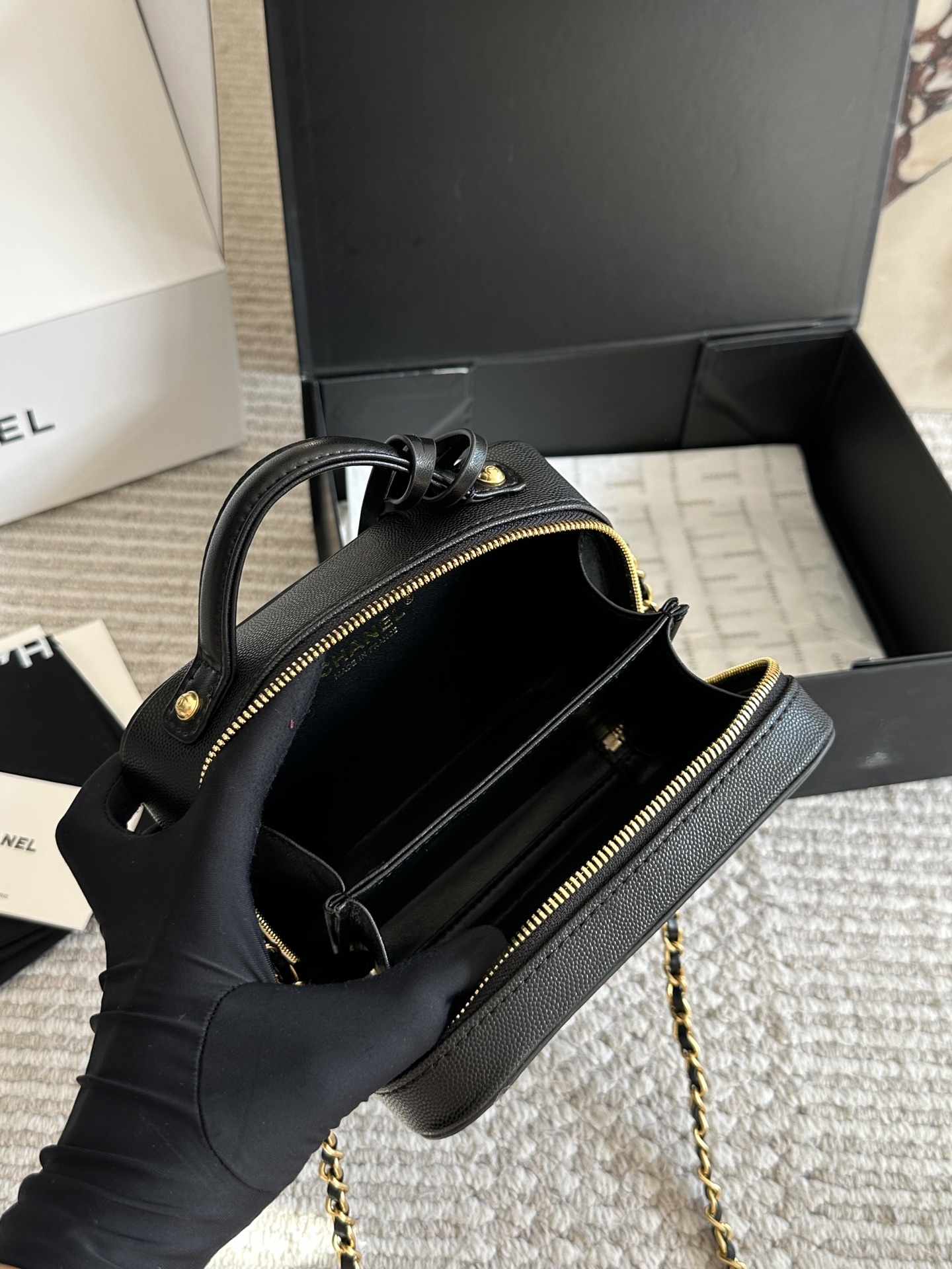 💰245、💰235
CHANEL 香奈儿 新款盒子化妆包采用鱼子酱面料 制作，时时刻刻展现最美的你。可单肩，斜挎，尽显女人优雅气质💃💃，是一款超级百搭的休闲链条包👜👜尺寸 21cm/17cm 全套包装🎁
