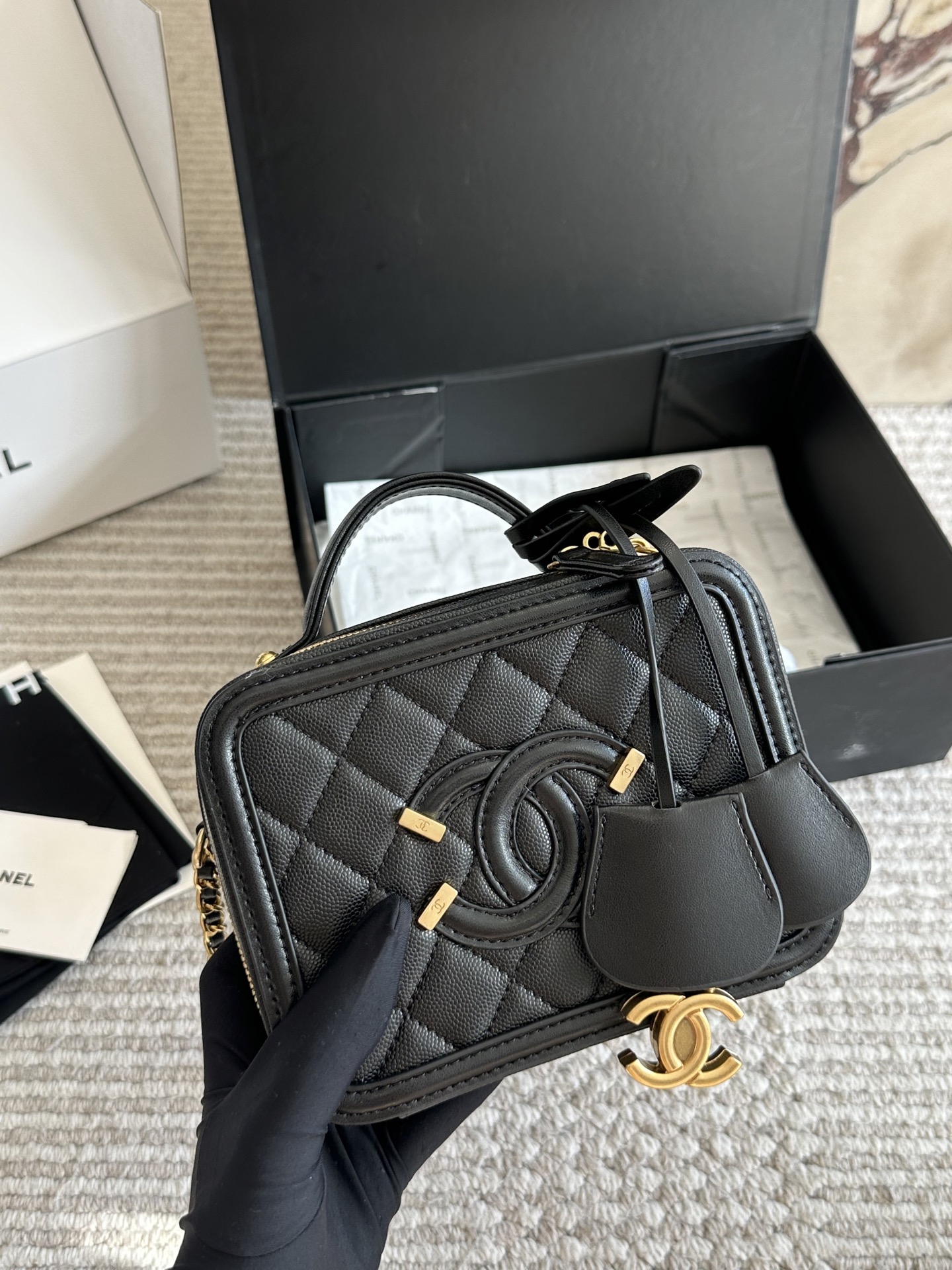 💰245、💰235
CHANEL 香奈儿 新款盒子化妆包采用鱼子酱面料 制作，时时刻刻展现最美的你。可单肩，斜挎，尽显女人优雅气质💃💃，是一款超级百搭的休闲链条包👜👜尺寸 21cm/17cm 全套包装🎁
