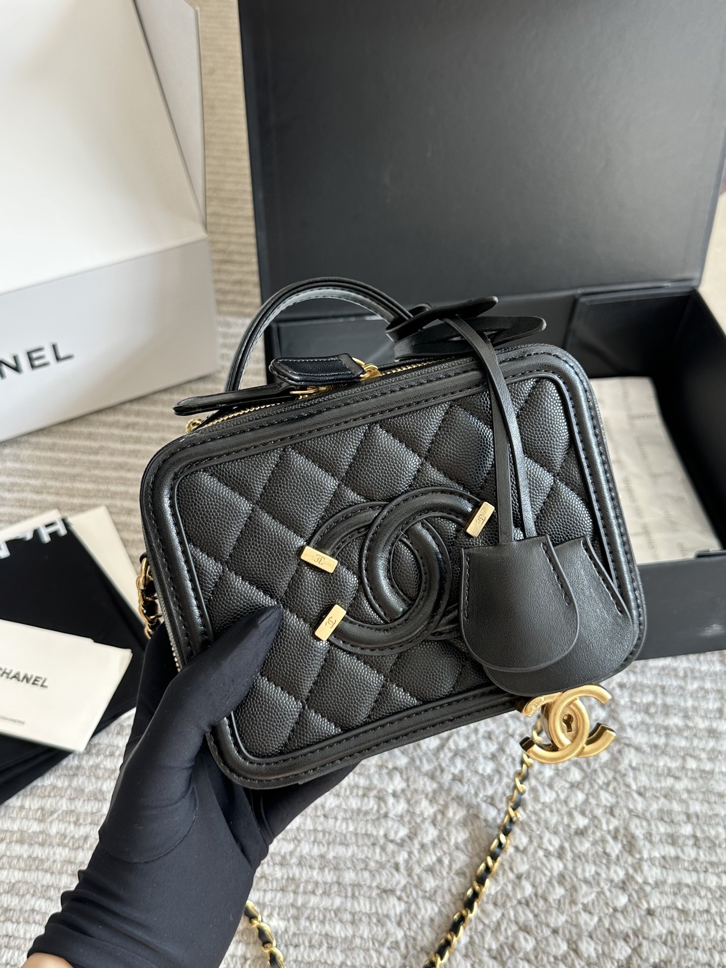 💰245、💰235
CHANEL 香奈儿 新款盒子化妆包采用鱼子酱面料 制作，时时刻刻展现最美的你。可单肩，斜挎，尽显女人优雅气质💃💃，是一款超级百搭的休闲链条包👜👜尺寸 21cm/17cm 全套包装🎁
