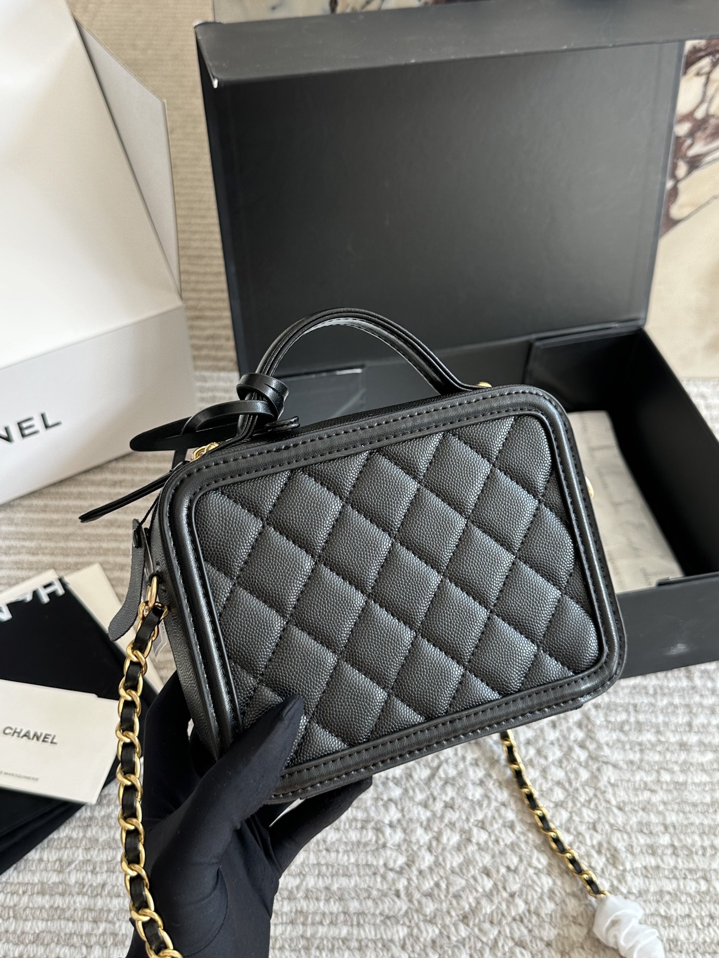 💰245、💰235
CHANEL 香奈儿 新款盒子化妆包采用鱼子酱面料 制作，时时刻刻展现最美的你。可单肩，斜挎，尽显女人优雅气质💃💃，是一款超级百搭的休闲链条包👜👜尺寸 21cm/17cm 全套包装🎁
