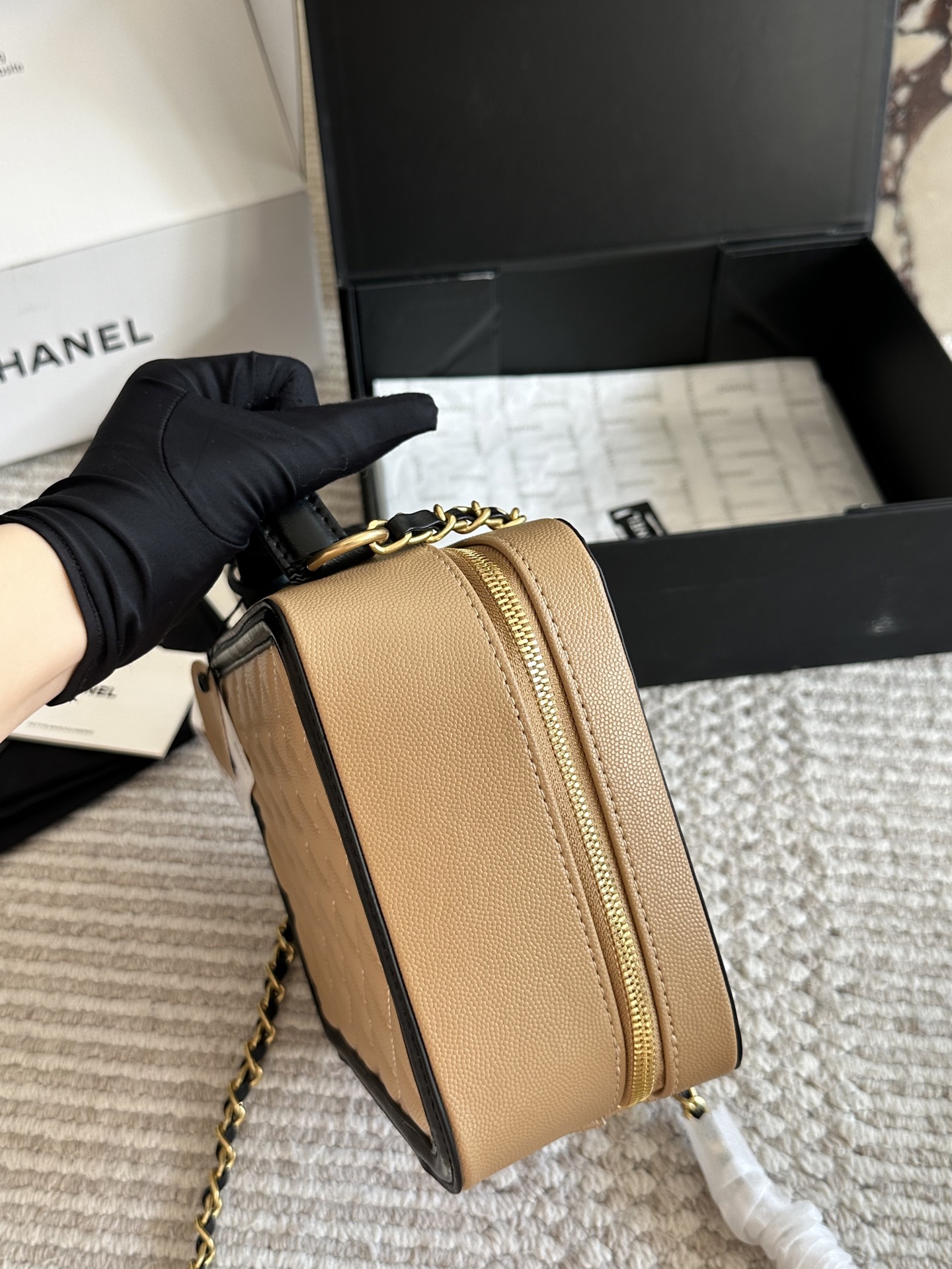 💰245、💰235
CHANEL 香奈儿 新款盒子化妆包采用鱼子酱面料 制作，时时刻刻展现最美的你。可单肩，斜挎，尽显女人优雅气质💃💃，是一款超级百搭的休闲链条包👜👜尺寸 21cm/17cm 全套包装🎁
