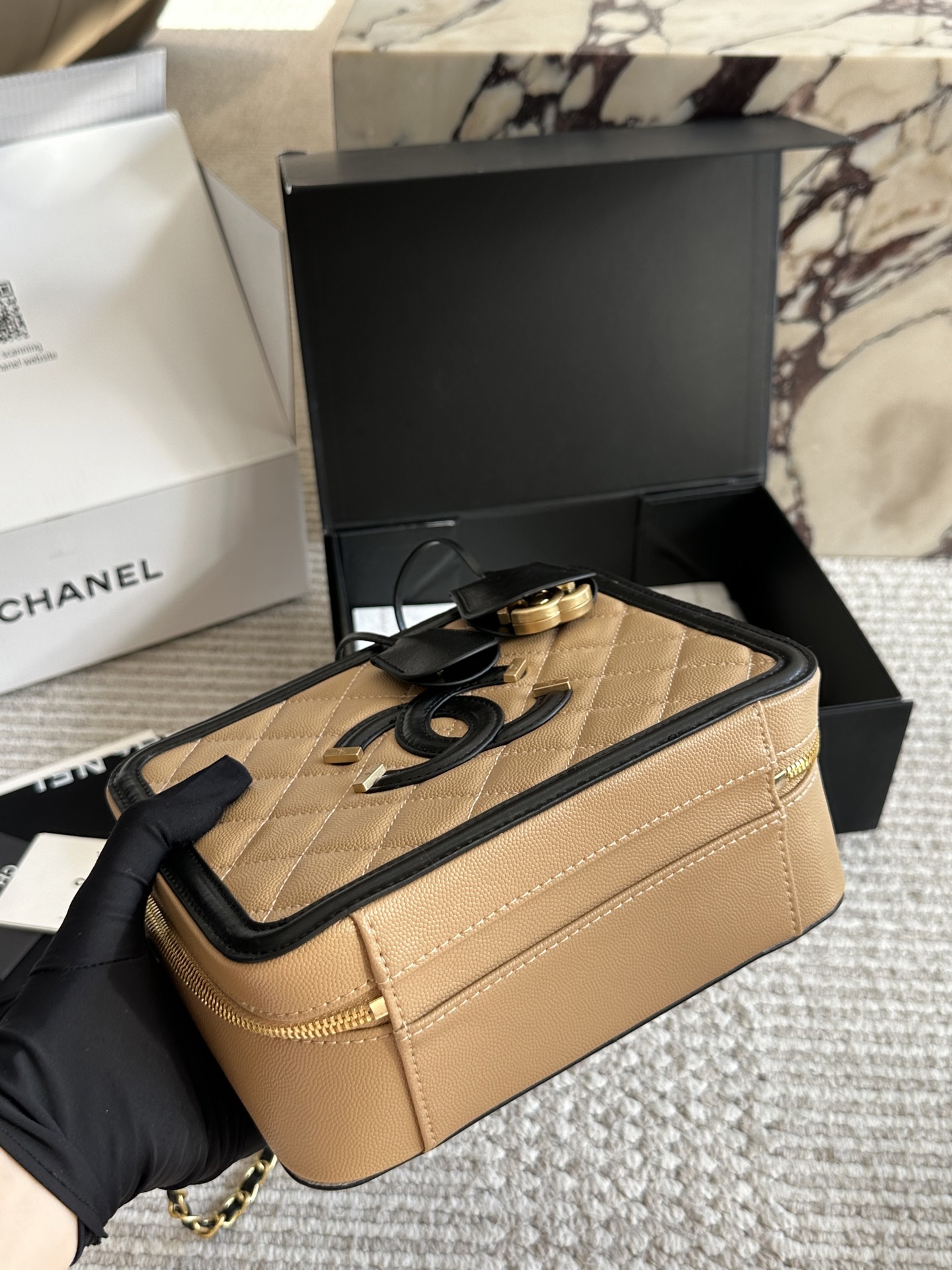 💰245、💰235
CHANEL 香奈儿 新款盒子化妆包采用鱼子酱面料 制作，时时刻刻展现最美的你。可单肩，斜挎，尽显女人优雅气质💃💃，是一款超级百搭的休闲链条包👜👜尺寸 21cm/17cm 全套包装🎁
