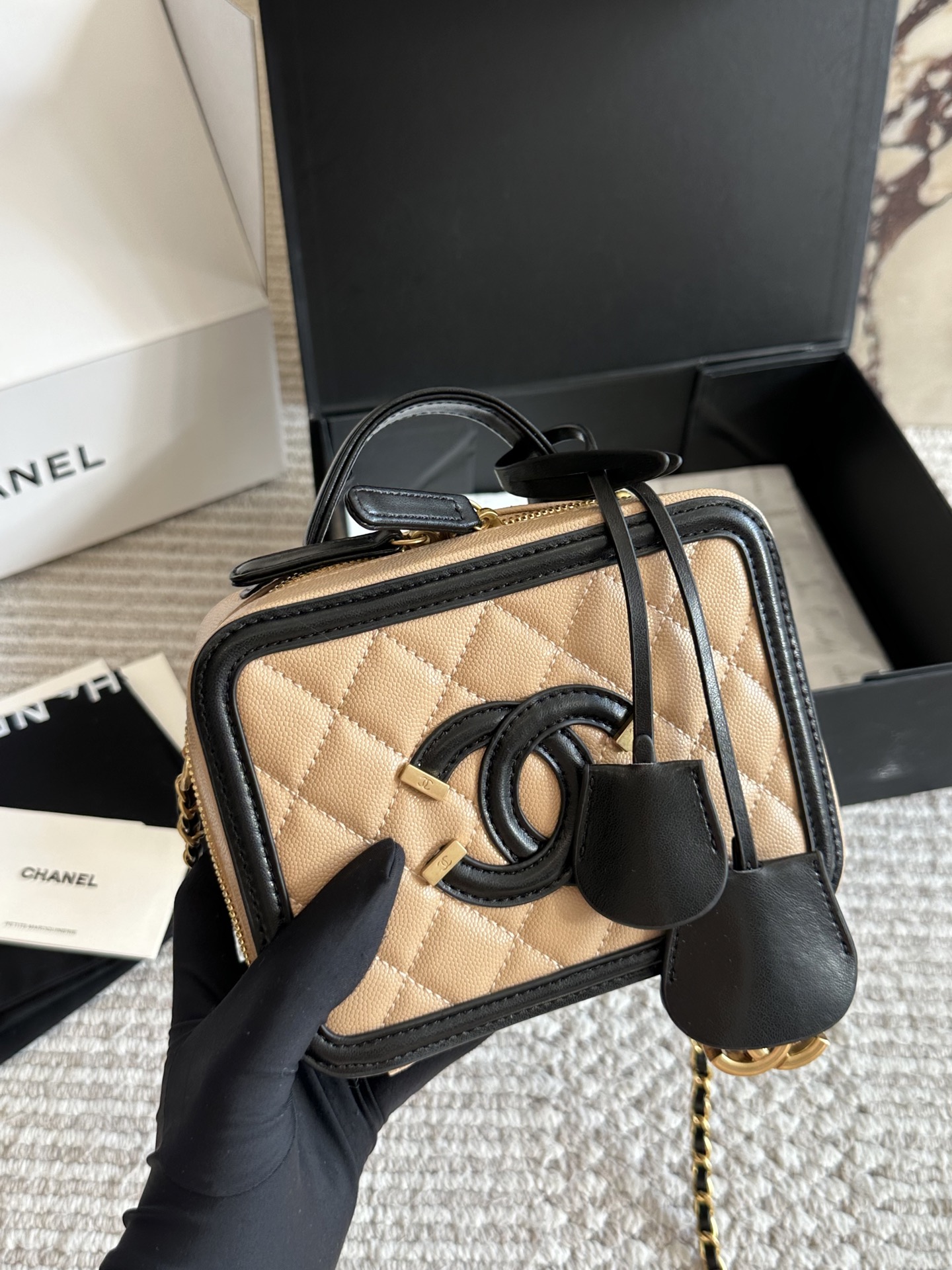 💰245、💰235
CHANEL 香奈儿 新款盒子化妆包采用鱼子酱面料 制作，时时刻刻展现最美的你。可单肩，斜挎，尽显女人优雅气质💃💃，是一款超级百搭的休闲链条包👜👜尺寸 21cm/17cm 全套包装🎁
