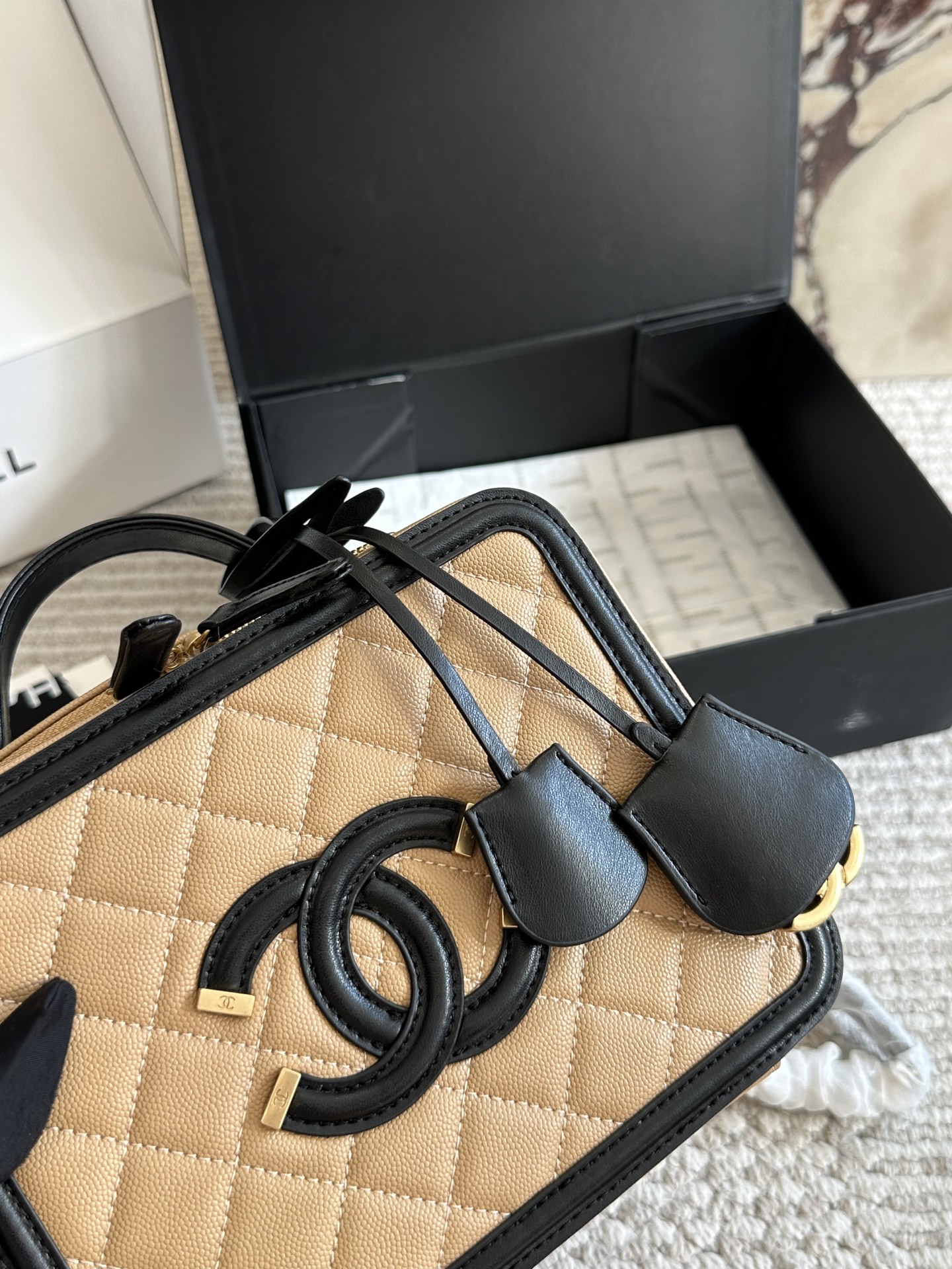 💰245、💰235
CHANEL 香奈儿 新款盒子化妆包采用鱼子酱面料 制作，时时刻刻展现最美的你。可单肩，斜挎，尽显女人优雅气质💃💃，是一款超级百搭的休闲链条包👜👜尺寸 21cm/17cm 全套包装🎁
