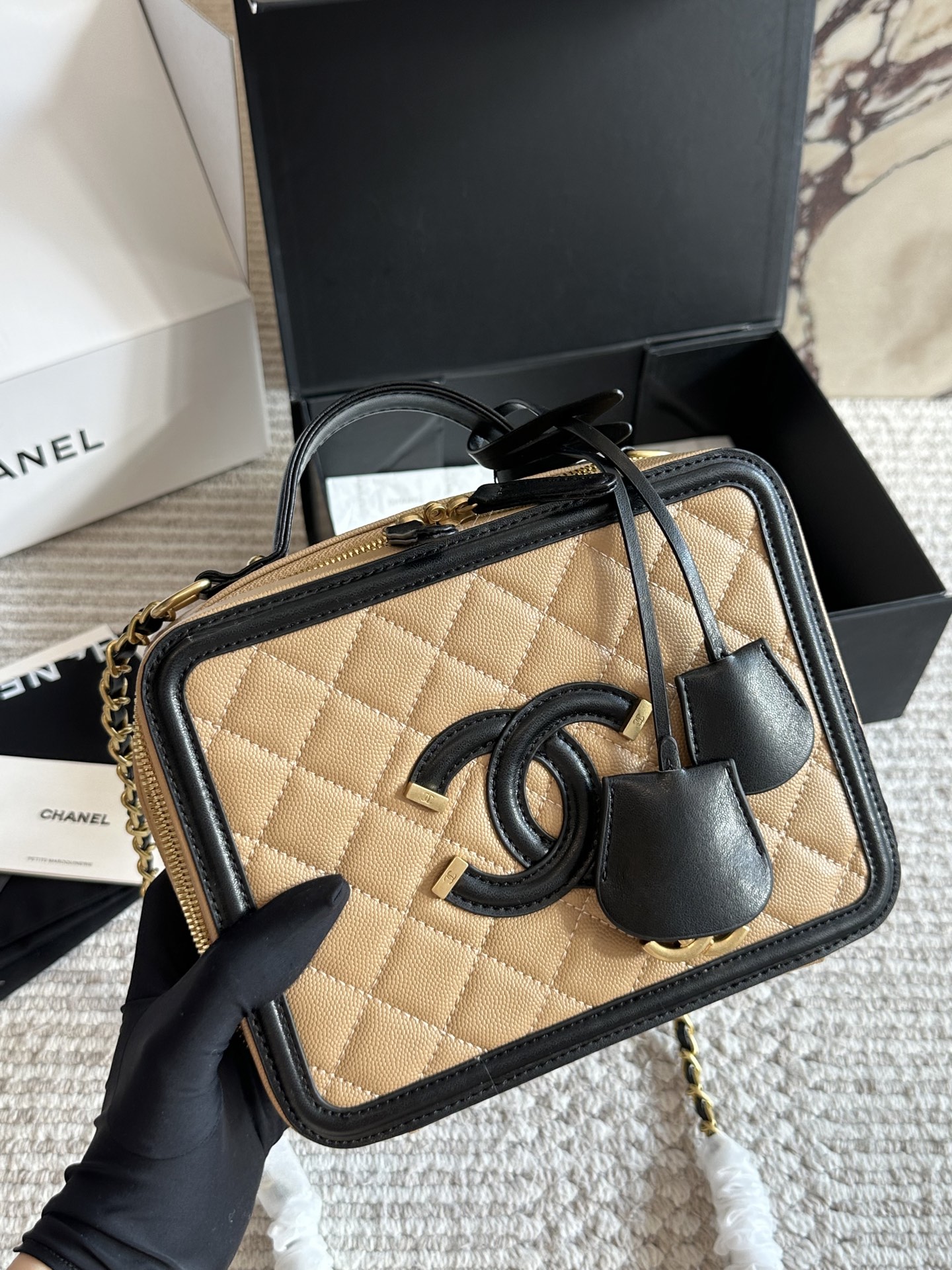 💰245、💰235
CHANEL 香奈儿 新款盒子化妆包采用鱼子酱面料 制作，时时刻刻展现最美的你。可单肩，斜挎，尽显女人优雅气质💃💃，是一款超级百搭的休闲链条包👜👜尺寸 21cm/17cm 全套包装🎁
