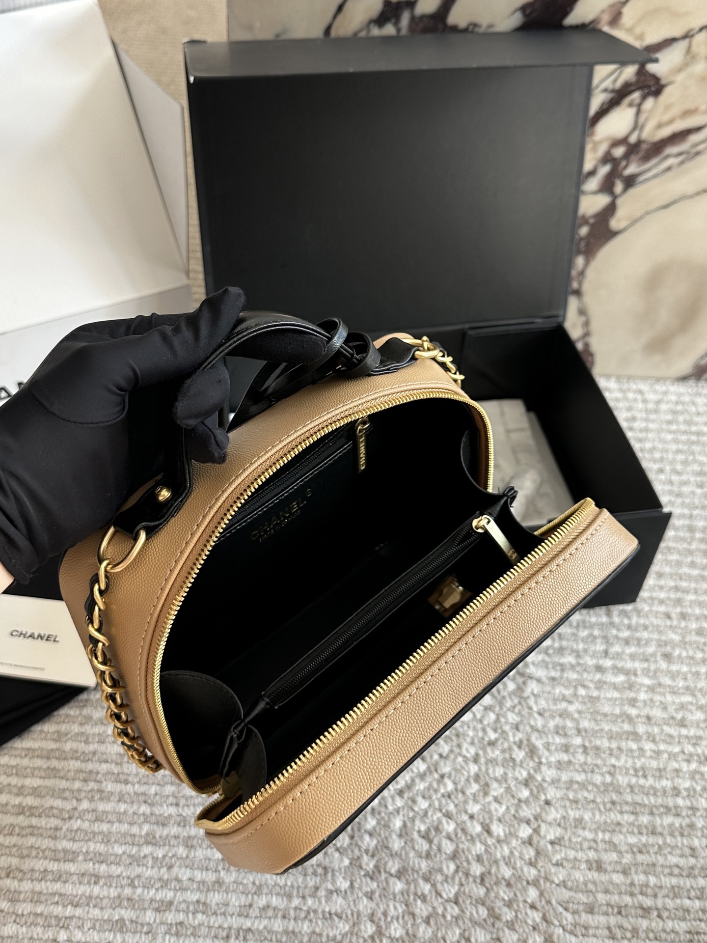 💰245、💰235
CHANEL 香奈儿 新款盒子化妆包采用鱼子酱面料 制作，时时刻刻展现最美的你。可单肩，斜挎，尽显女人优雅气质💃💃，是一款超级百搭的休闲链条包👜👜尺寸 21cm/17cm 全套包装🎁
