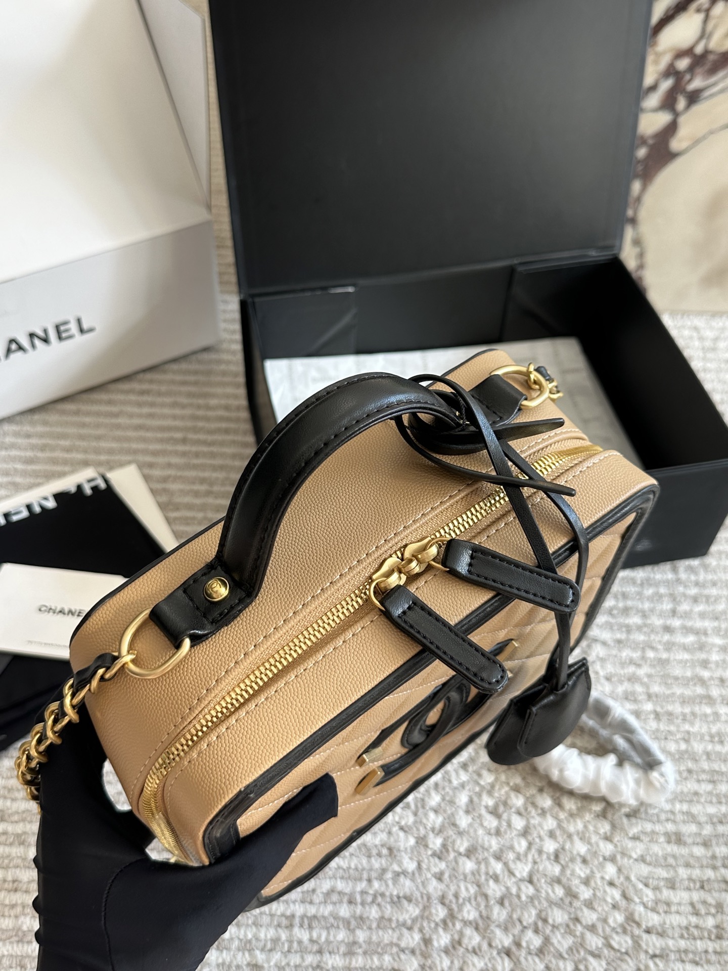 💰245、💰235
CHANEL 香奈儿 新款盒子化妆包采用鱼子酱面料 制作，时时刻刻展现最美的你。可单肩，斜挎，尽显女人优雅气质💃💃，是一款超级百搭的休闲链条包👜👜尺寸 21cm/17cm 全套包装🎁
