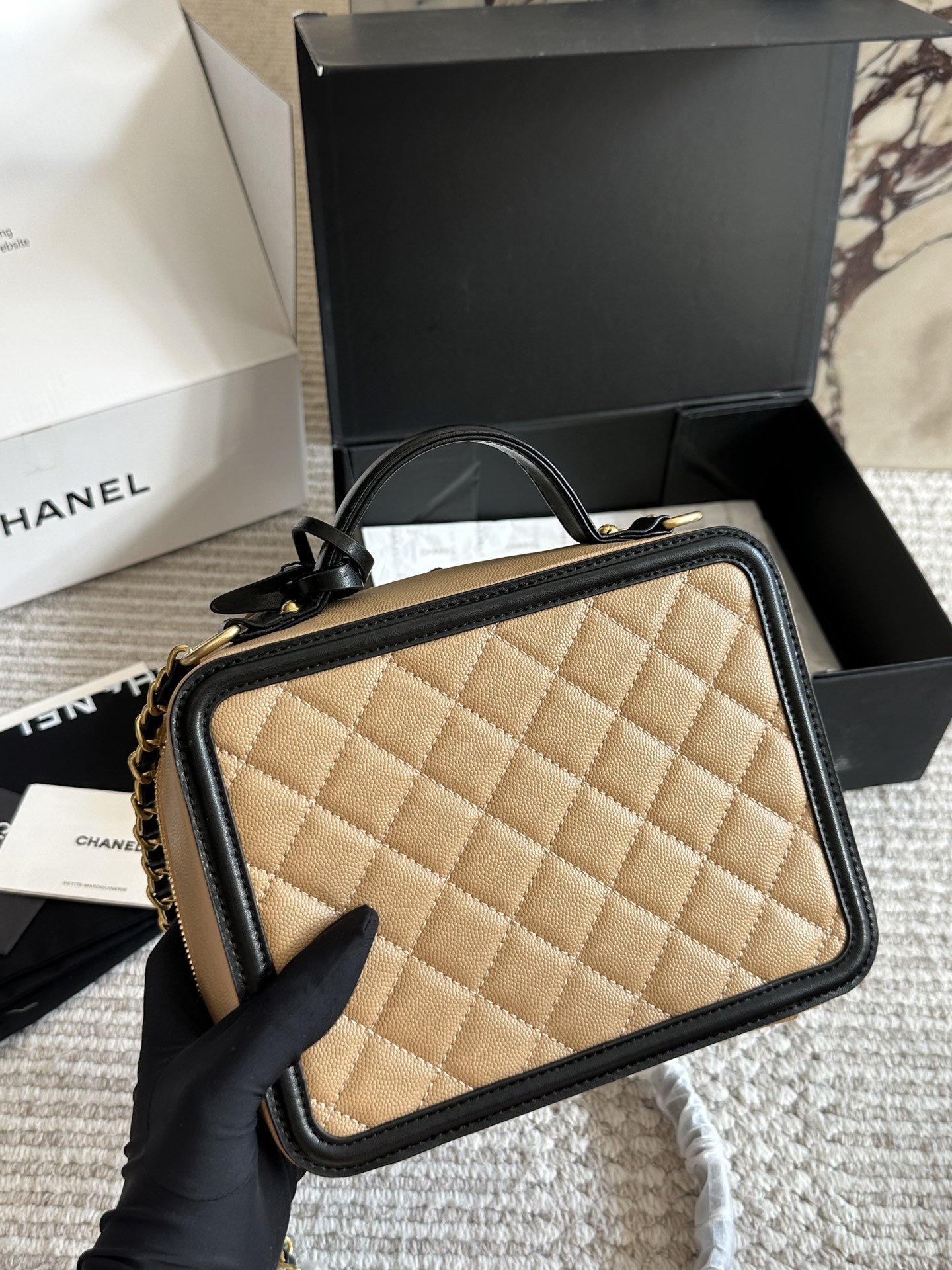 💰245、💰235
CHANEL 香奈儿 新款盒子化妆包采用鱼子酱面料 制作，时时刻刻展现最美的你。可单肩，斜挎，尽显女人优雅气质💃💃，是一款超级百搭的休闲链条包👜👜尺寸 21cm/17cm 全套包装🎁
