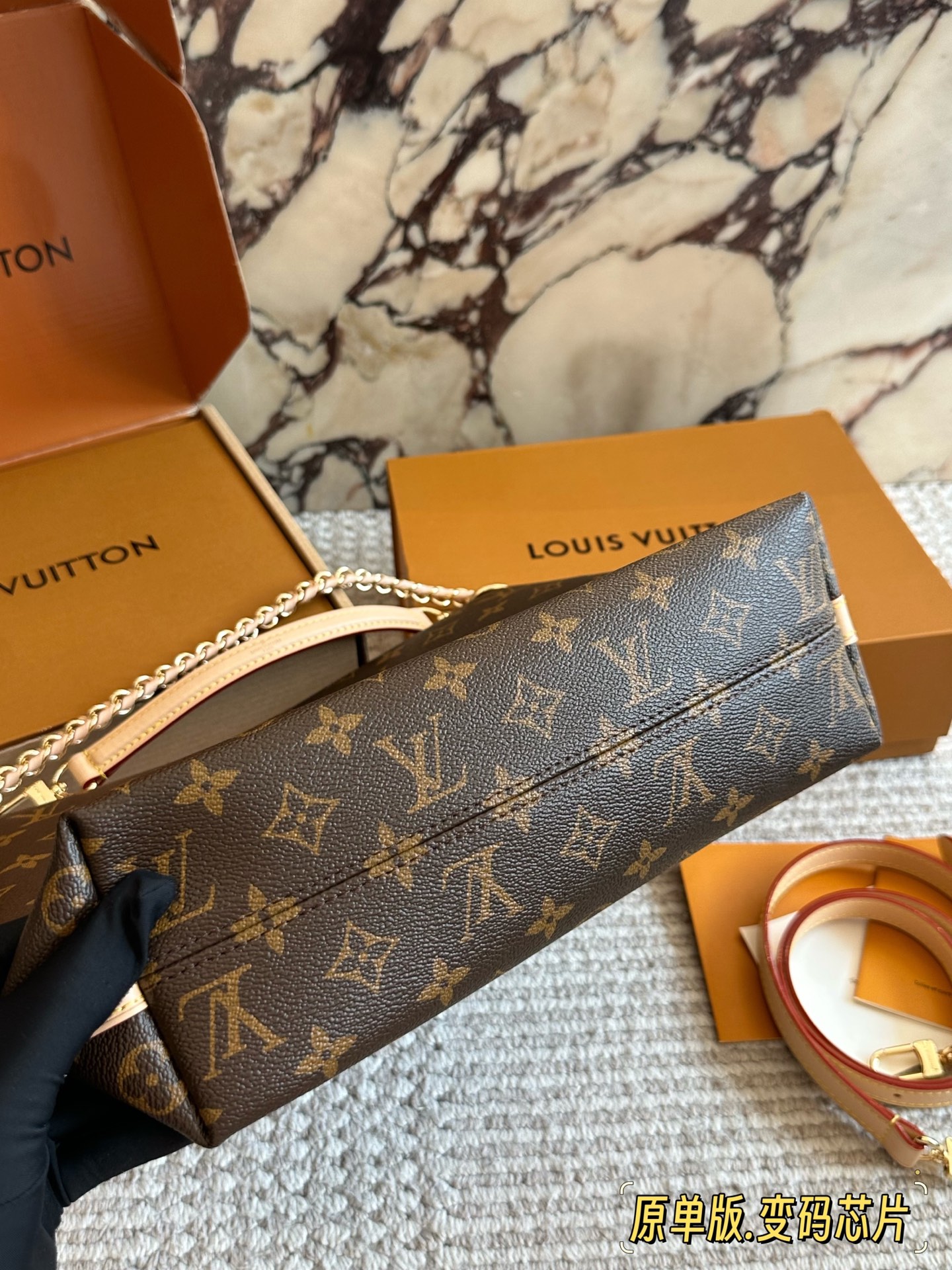 
💰320 配盒（原单版）

size：28*25cm
L家 新款multipass
单肩包/腋下包
配置肩带➕皮链条
无敌好看百搭！
2026春季新款 高级感！

