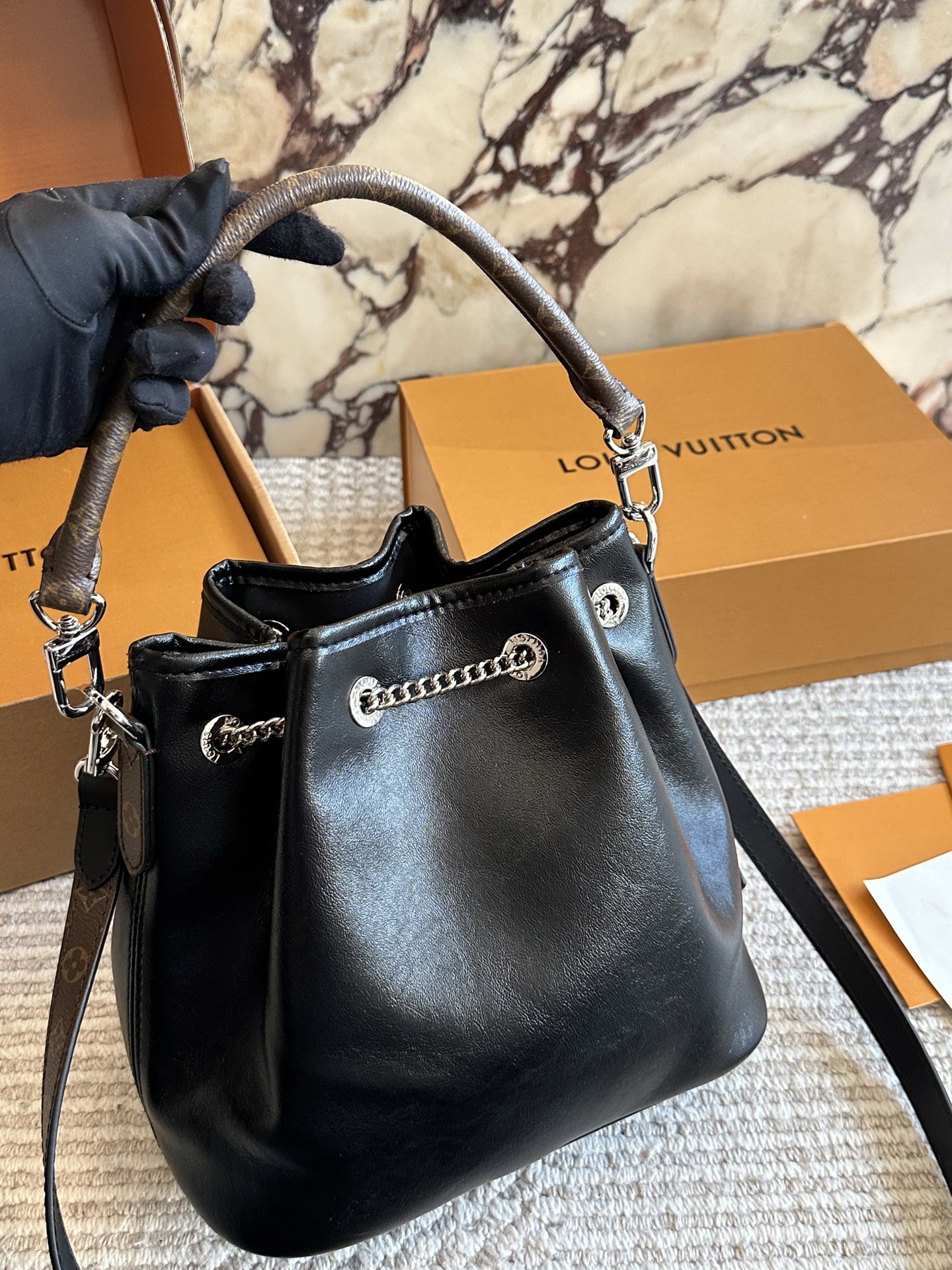 💰420 配盒

size 23 22cm
L家  VIBE小水桶
上身简直不要太好看
斜挎、单肩、手拎！
新尺寸真的很nice
搜索🔍Lv 水桶包