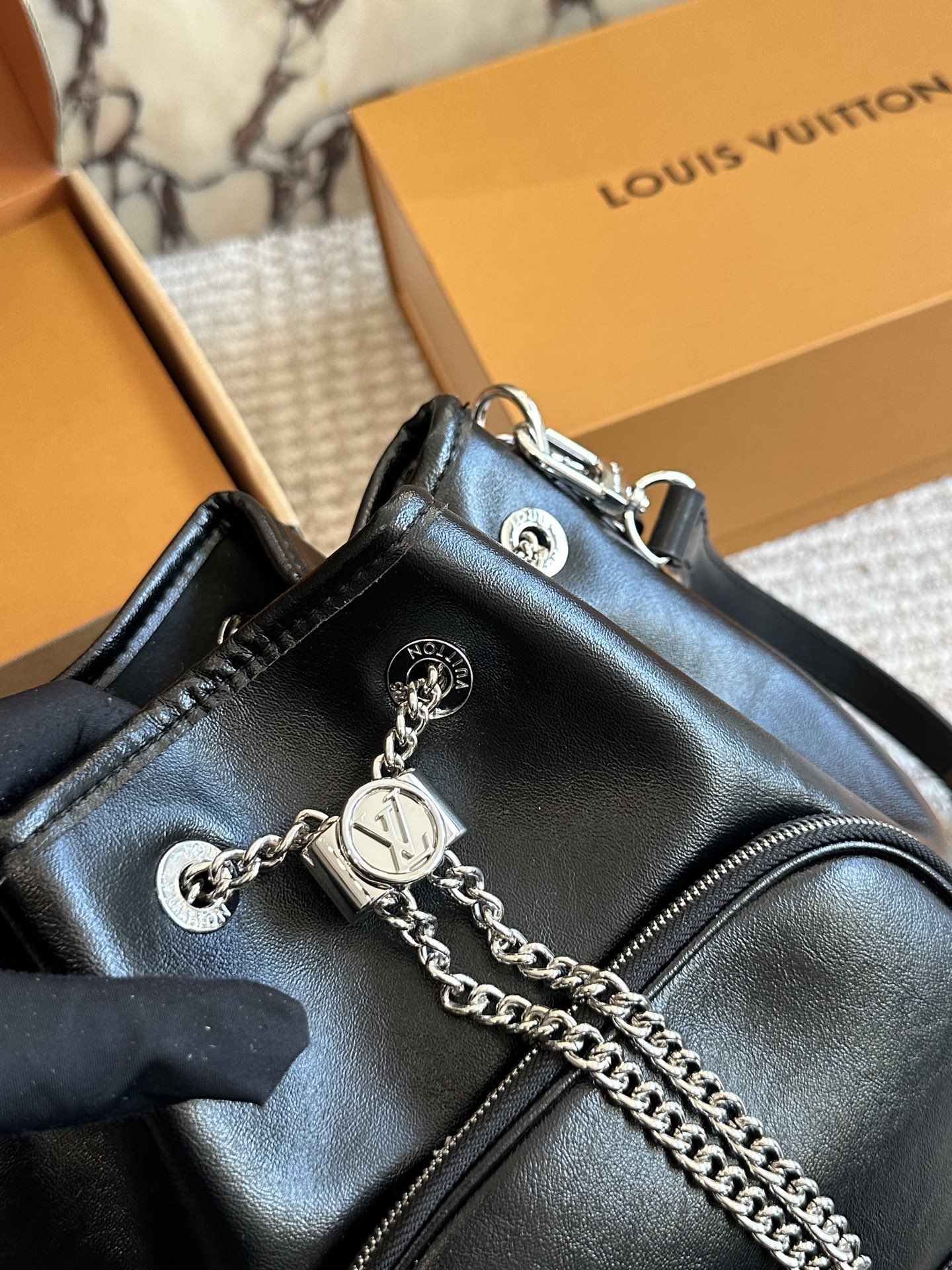 💰420 配盒

size 23 22cm
L家  VIBE小水桶
上身简直不要太好看
斜挎、单肩、手拎！
新尺寸真的很nice
搜索🔍Lv 水桶包