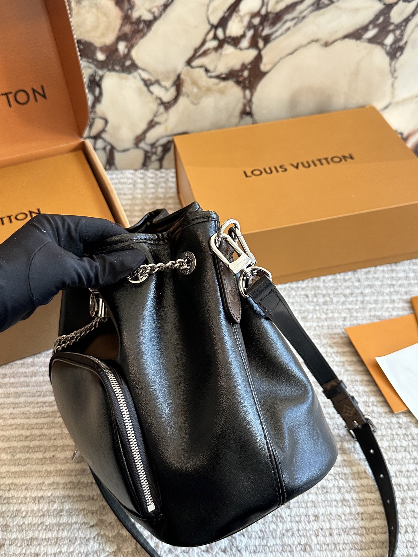 💰420 配盒

size 23 22cm
L家  VIBE小水桶
上身简直不要太好看
斜挎、单肩、手拎！
新尺寸真的很nice
搜索🔍Lv 水桶包