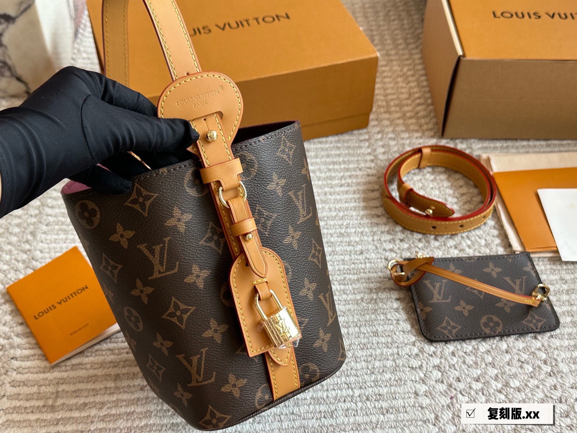 💰400 钢五金
LV| All in BB百变小水桶也太可爱了吧一款包包，三种造型，能手拎单肩斜挎

怎么会有这么可爱的包包呢

包身硬挺不至于软塌没型

随手往桌子上面一放，就是一个出片利器⑨双盒包装