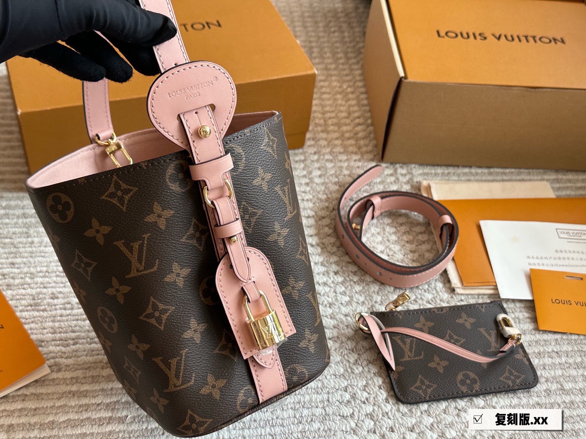 💰400 钢五金
LV| All in BB百变小水桶也太可爱了吧一款包包，三种造型，能手拎单肩斜挎

怎么会有这么可爱的包包呢

包身硬挺不至于软塌没型

随手往桌子上面一放，就是一个出片利器⑨双盒包装