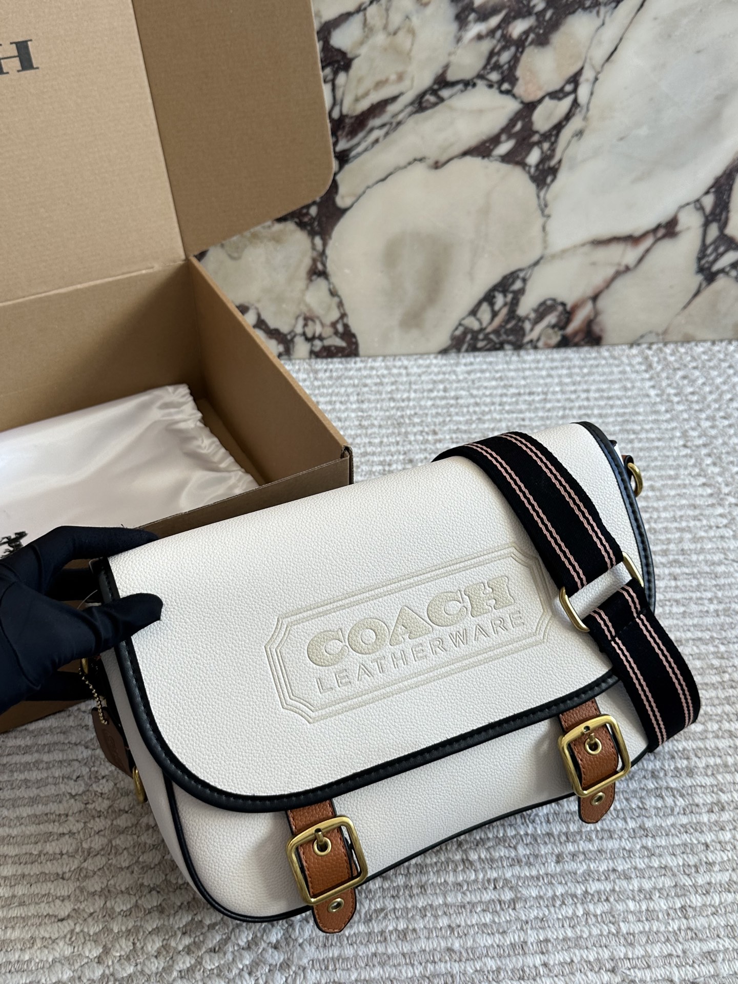 Con caja COACH | Coach, casual, con estilo relajado. Los nuevos productos son preciosos, me encanta este bolso de solap…