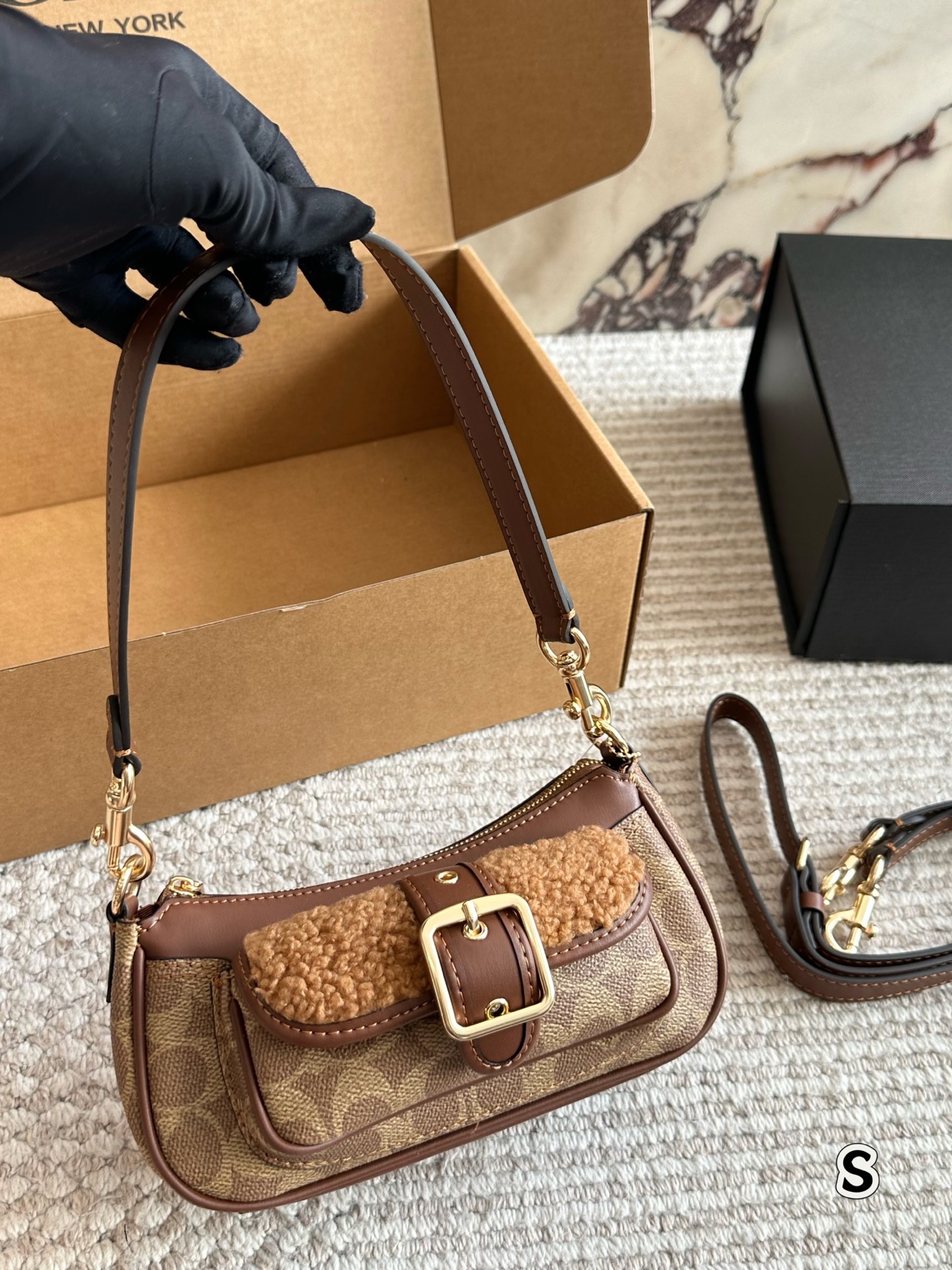 Con caja size: 21 11cm El accesorio versátil: nuevo bolso de brazo de C, ¡súper bonito! Las letras grabadas de coach en…