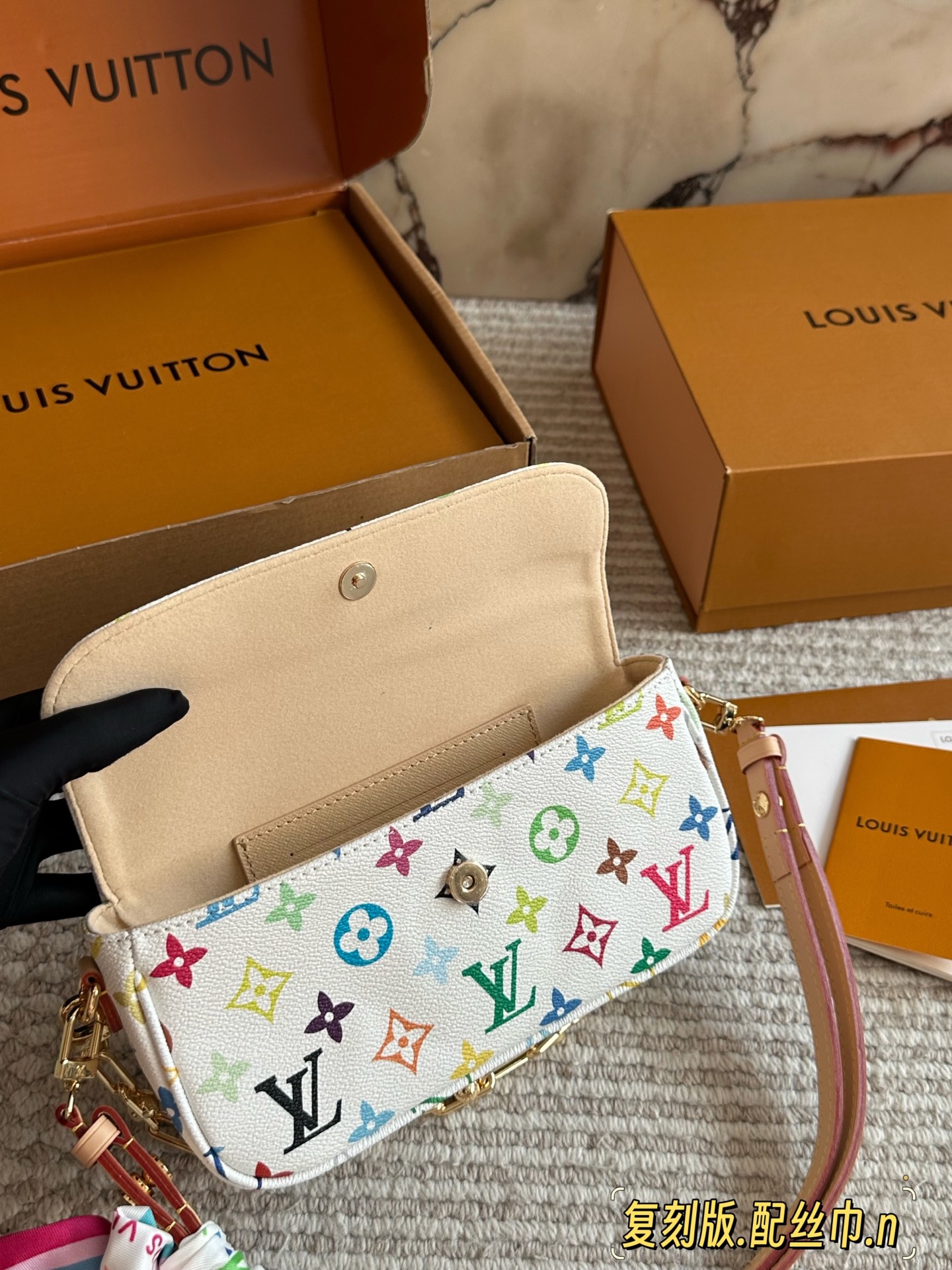 💰220 配盒（升级版）

size：22*12cm
L家 新晋爆款ivy woc
这个版本很难得哦！抓紧抓紧！
出道即巅峰 
双链条设计的麻将包
可斜挎可单肩可手提
内置卡槽 可爱好用！