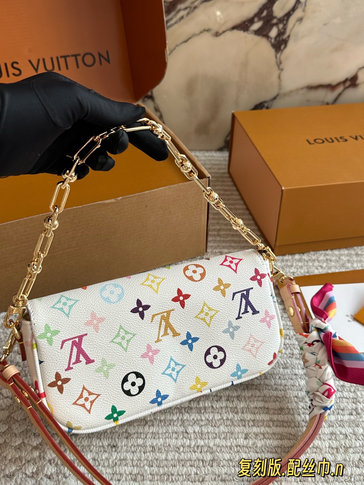 💰220 配盒（升级版）

size：22*12cm
L家 新晋爆款ivy woc
这个版本很难得哦！抓紧抓紧！
出道即巅峰 
双链条设计的麻将包
可斜挎可单肩可手提
内置卡槽 可爱好用！