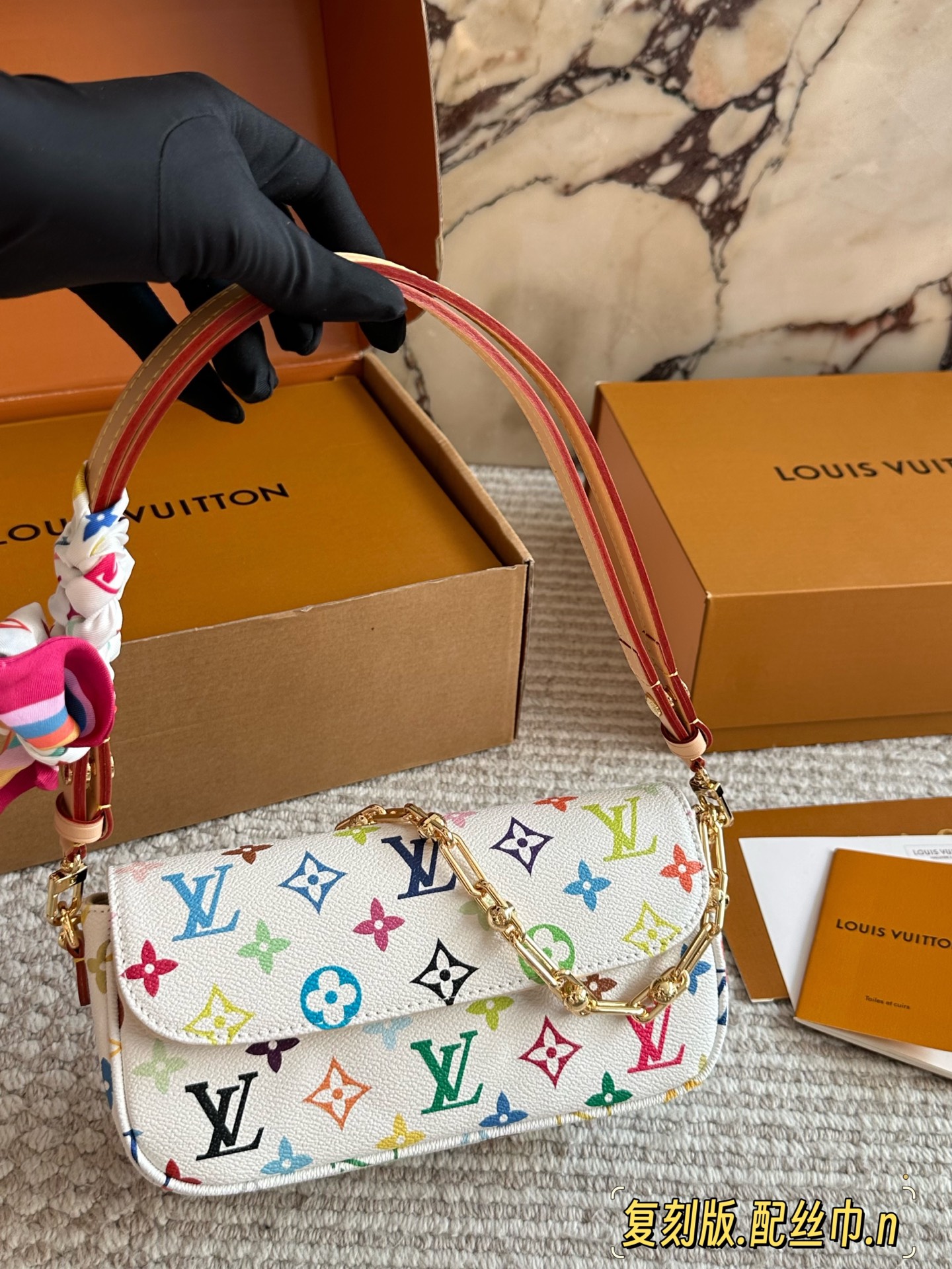 💰220 配盒（升级版）

size：22*12cm
L家 新晋爆款ivy woc
这个版本很难得哦！抓紧抓紧！
出道即巅峰 
双链条设计的麻将包
可斜挎可单肩可手提
内置卡槽 可爱好用！