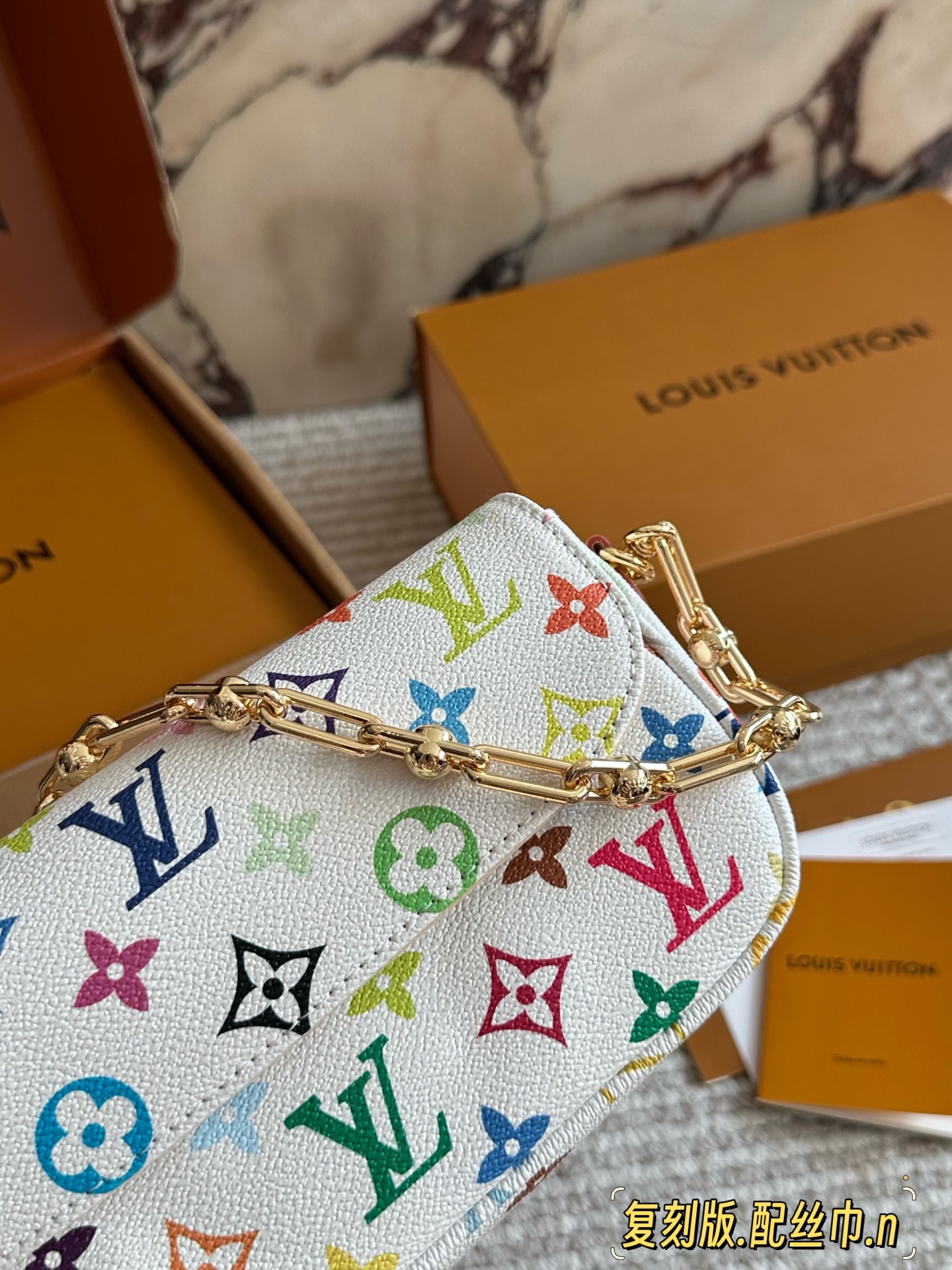 💰220 配盒（升级版）

size：22*12cm
L家 新晋爆款ivy woc
这个版本很难得哦！抓紧抓紧！
出道即巅峰 
双链条设计的麻将包
可斜挎可单肩可手提
内置卡槽 可爱好用！