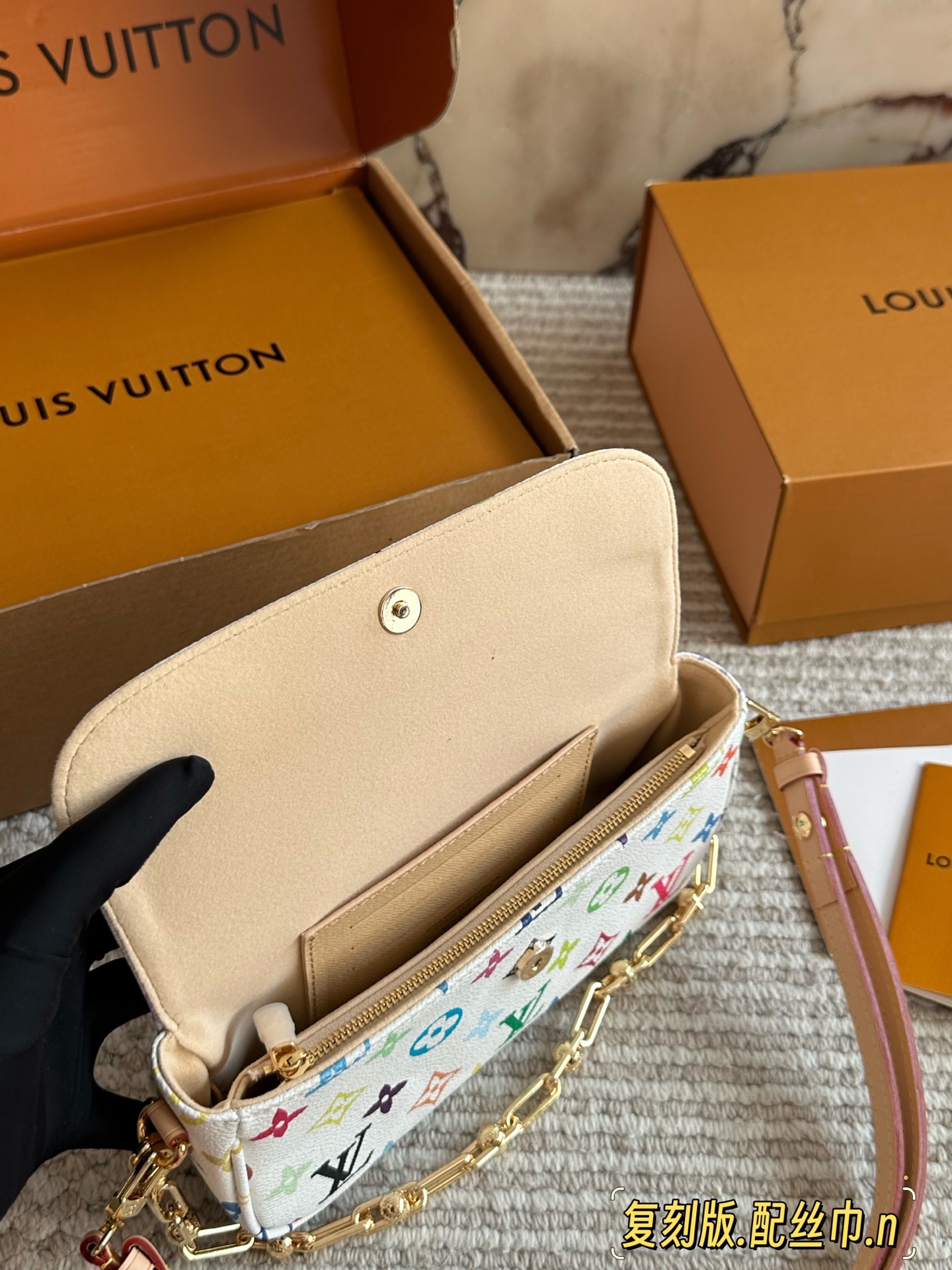 💰220 配盒（升级版）

size：22*12cm
L家 新晋爆款ivy woc
这个版本很难得哦！抓紧抓紧！
出道即巅峰 
双链条设计的麻将包
可斜挎可单肩可手提
内置卡槽 可爱好用！