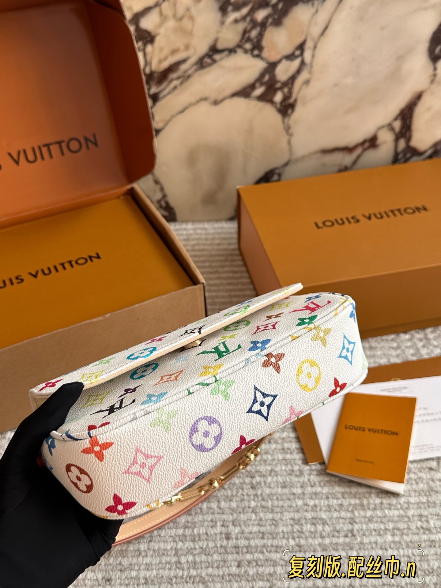 💰220 配盒（升级版）

size：22*12cm
L家 新晋爆款ivy woc
这个版本很难得哦！抓紧抓紧！
出道即巅峰 
双链条设计的麻将包
可斜挎可单肩可手提
内置卡槽 可爱好用！